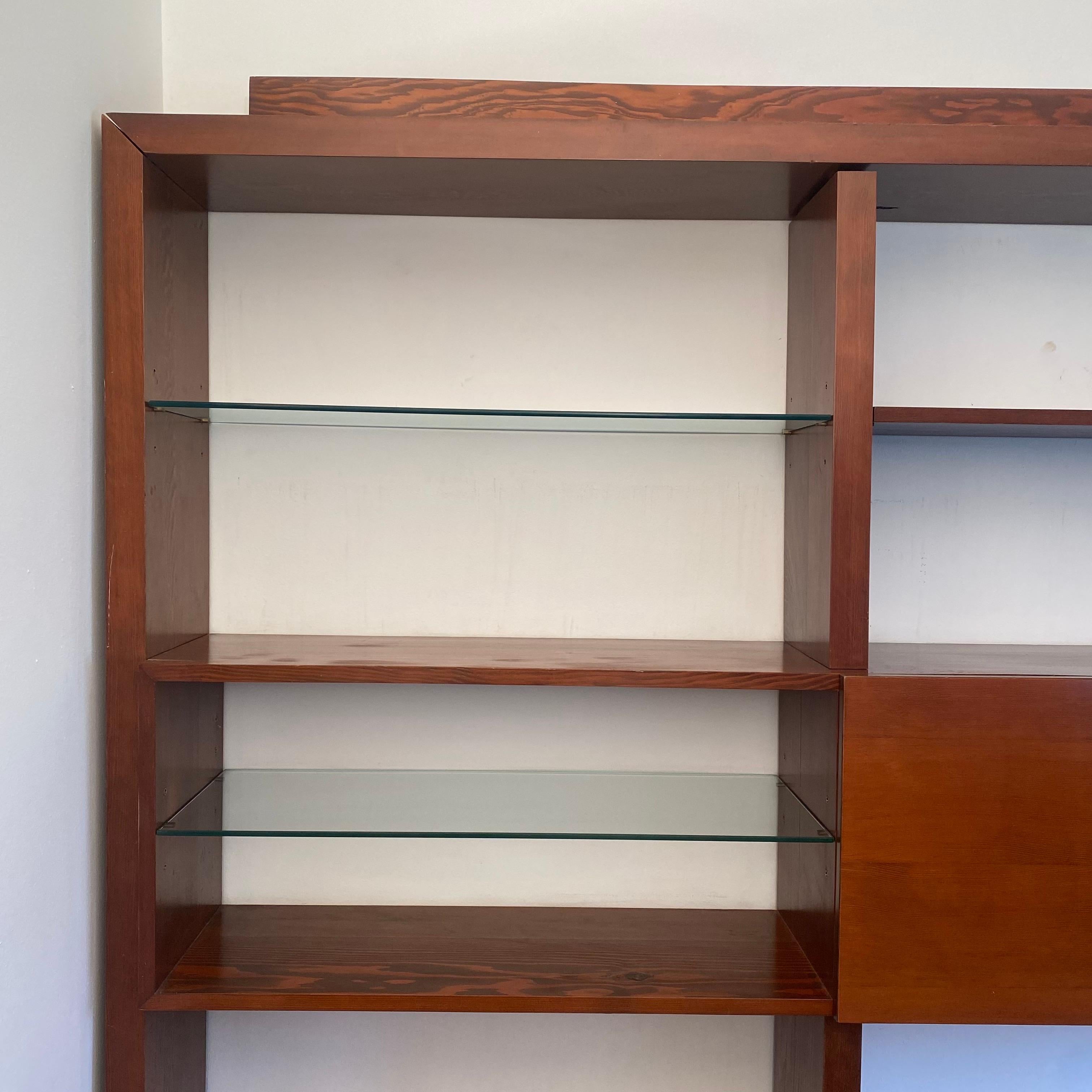 1970er Jahre schwimmende Wand Vitrine Einheit Holz Glas Bücherregal Bar Midcentury (Italienisch) im Angebot