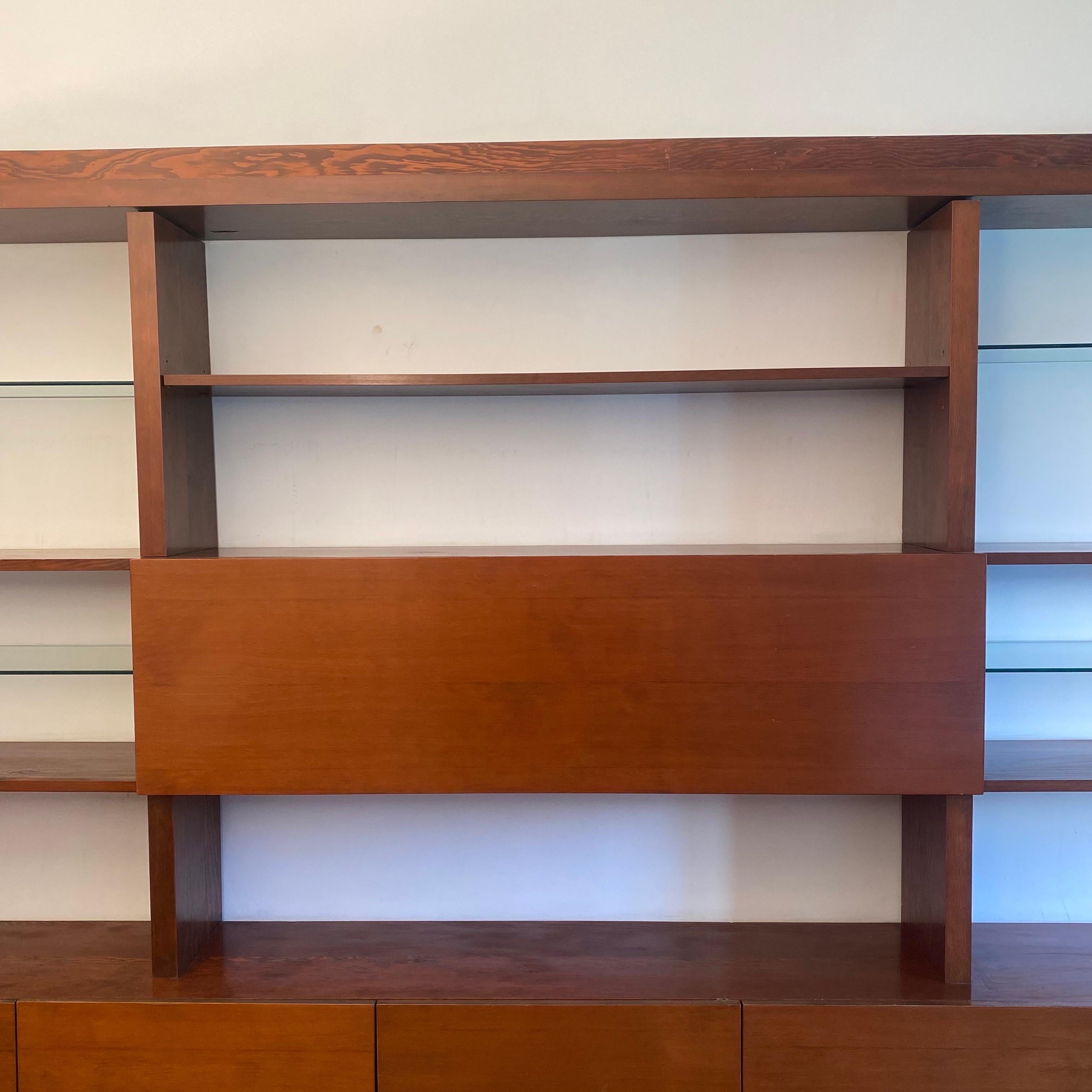 1970er Jahre schwimmende Wand Vitrine Einheit Holz Glas Bücherregal Bar Midcentury im Zustand „Gut“ im Angebot in London, GB