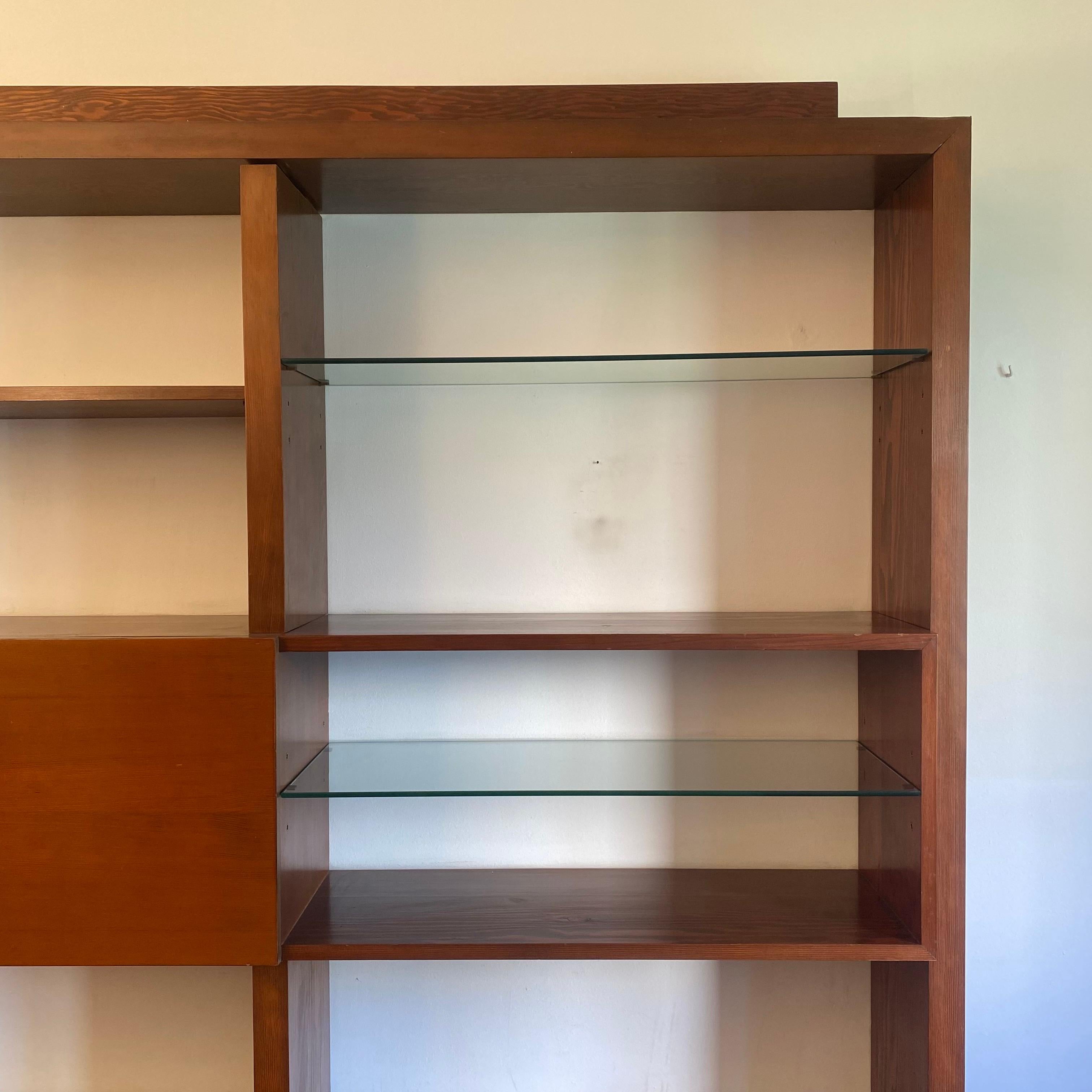 1970er Jahre schwimmende Wand Vitrine Einheit Holz Glas Bücherregal Bar Midcentury (Ende des 20. Jahrhunderts) im Angebot