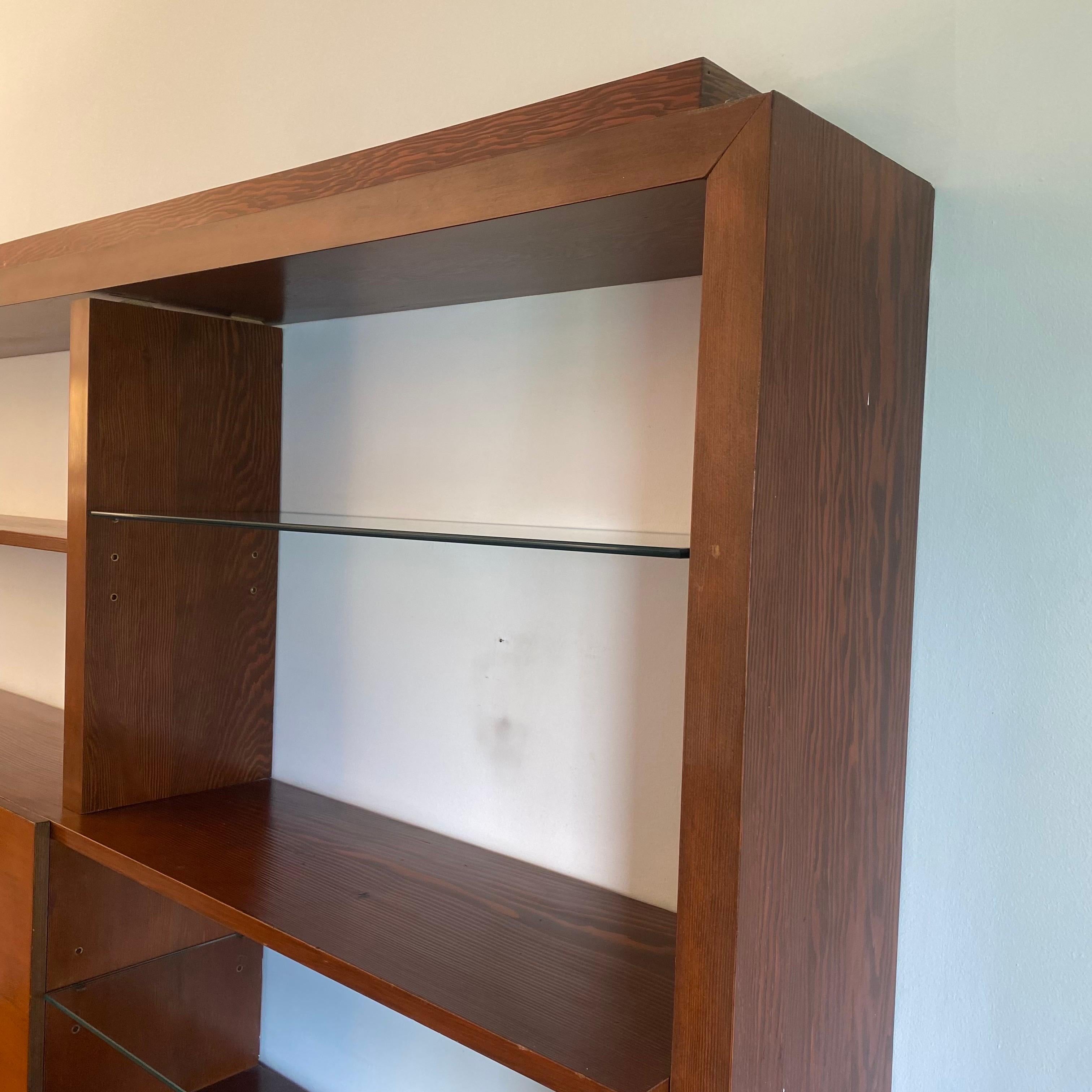 1970er Jahre schwimmende Wand Vitrine Einheit Holz Glas Bücherregal Bar Midcentury (Metall) im Angebot