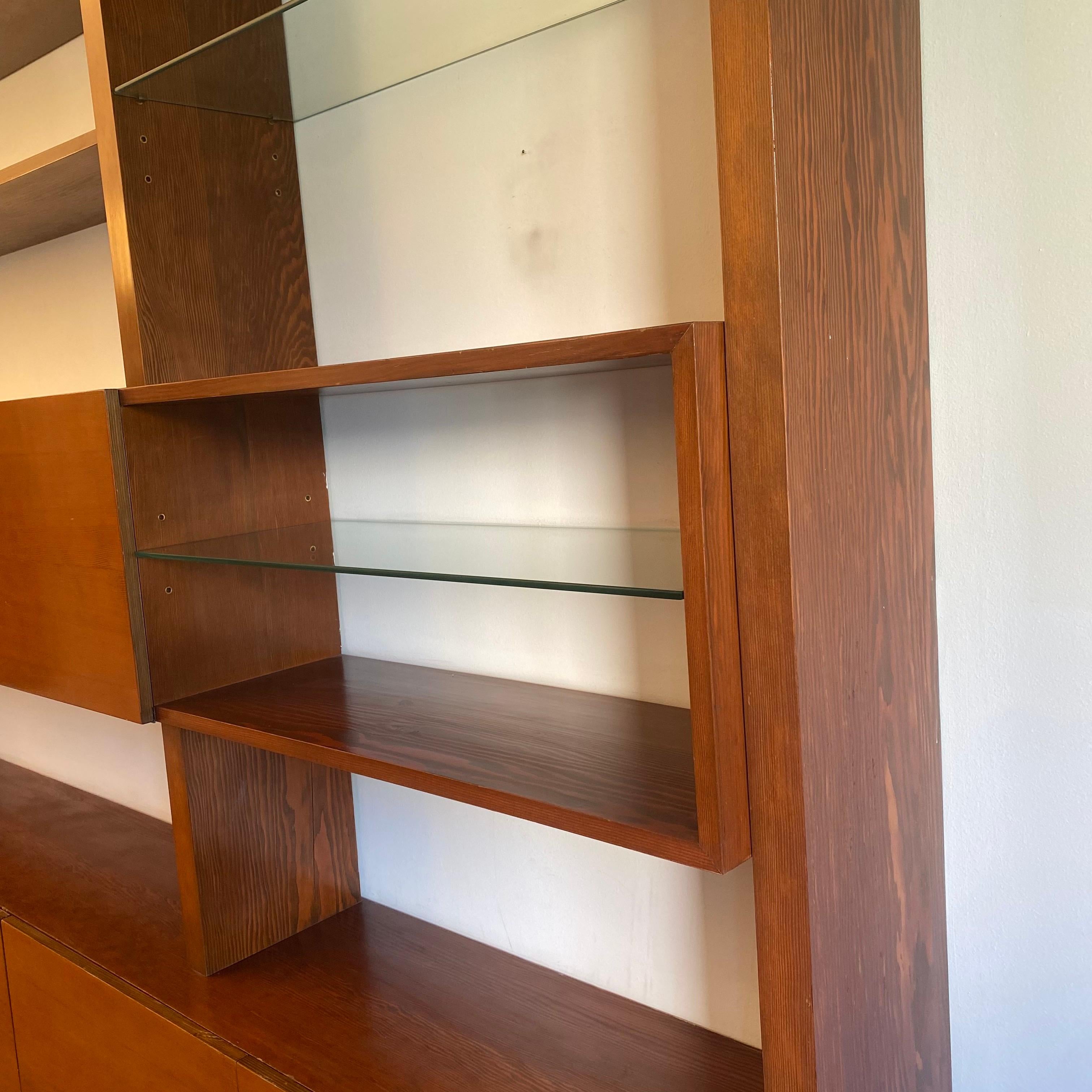 1970er Jahre schwimmende Wand Vitrine Einheit Holz Glas Bücherregal Bar Midcentury im Angebot 1