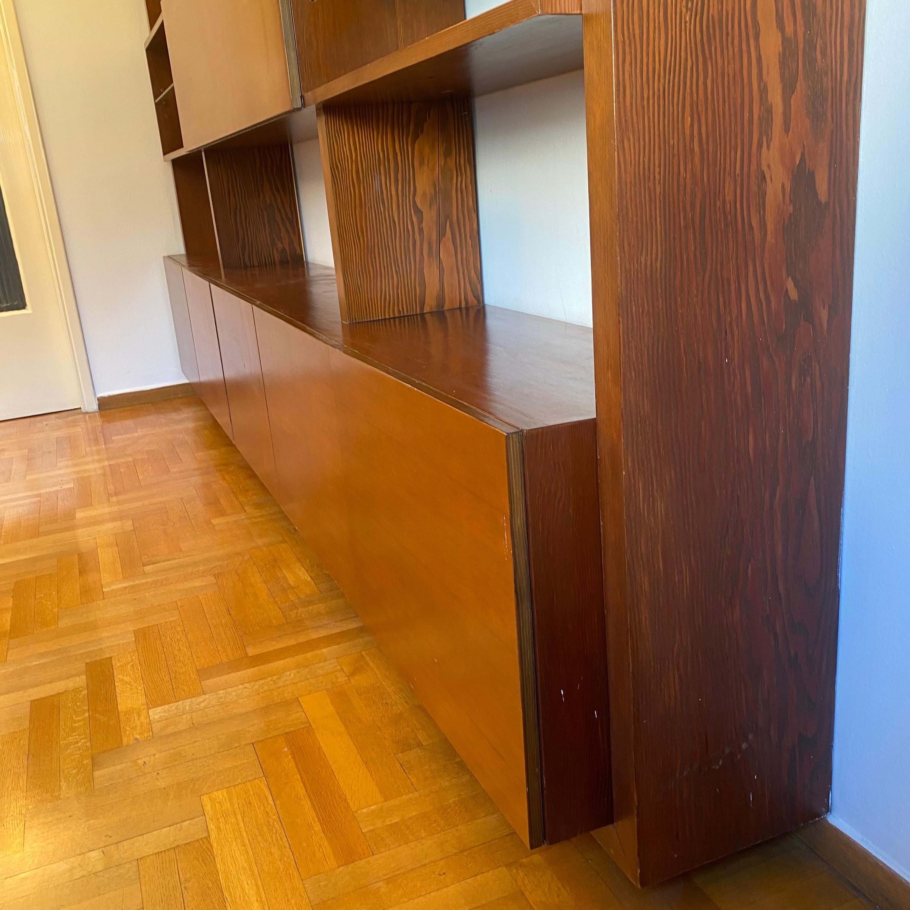 1970er Jahre schwimmende Wand Vitrine Einheit Holz Glas Bücherregal Bar Midcentury im Angebot 2