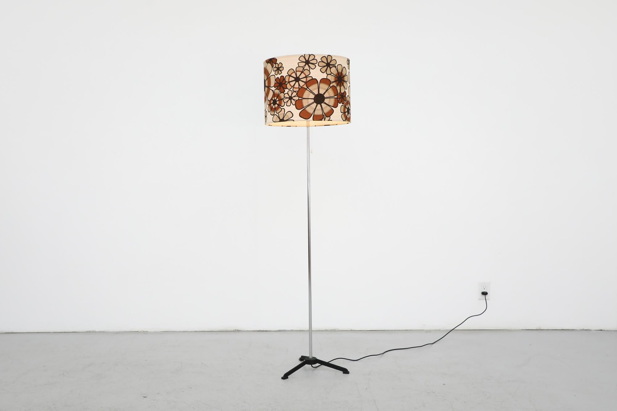 1970's Floor Lamp with Flower Power Shade, Chrome Stem & Black Metal Tripod Base In Good Condition For Sale In Los Angeles, CA