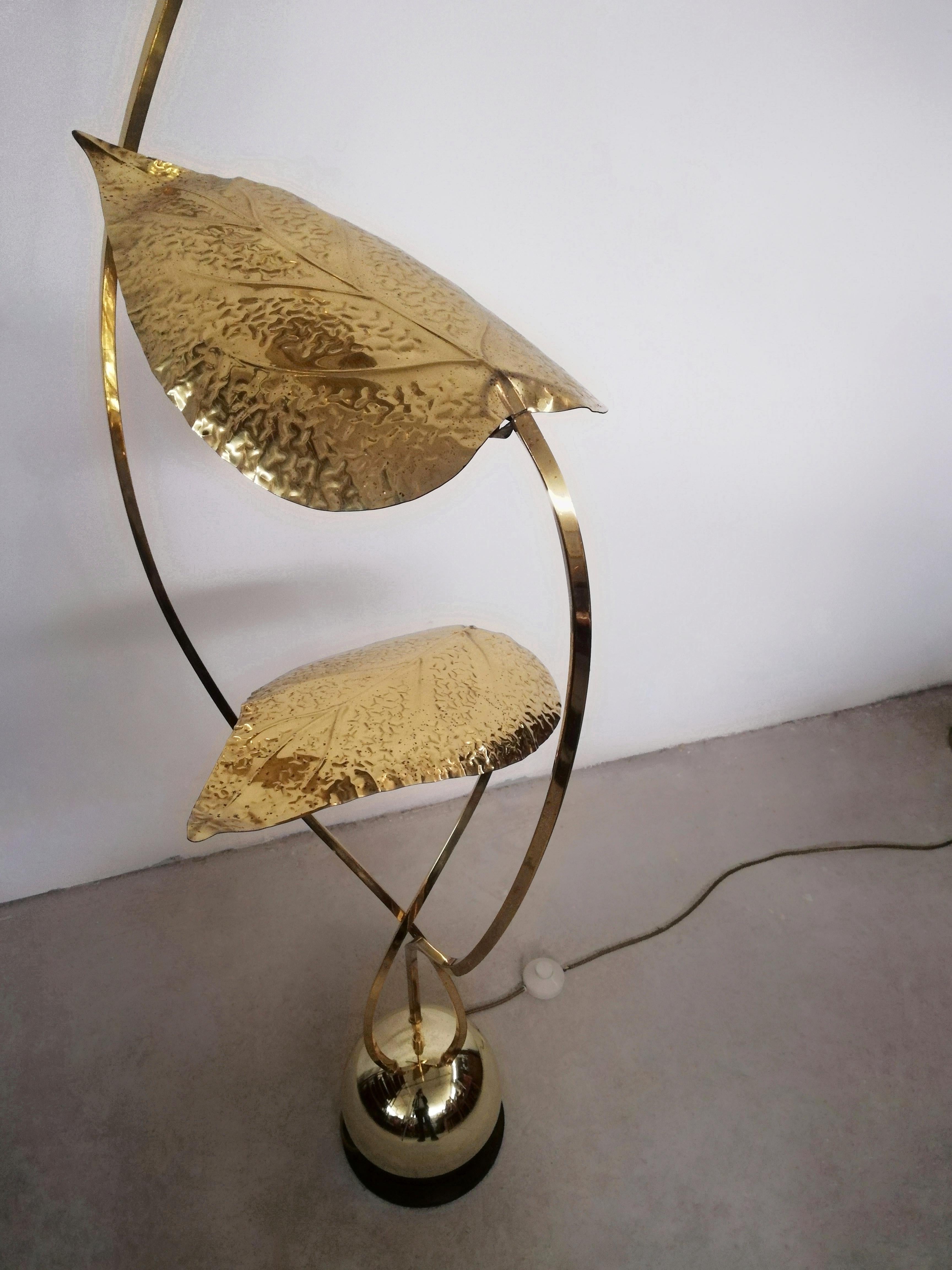 Stehlampe aus den 1970er Jahren mit großen Messingblättern von Carlo Giorgi für Bottega Gadda im Angebot 1