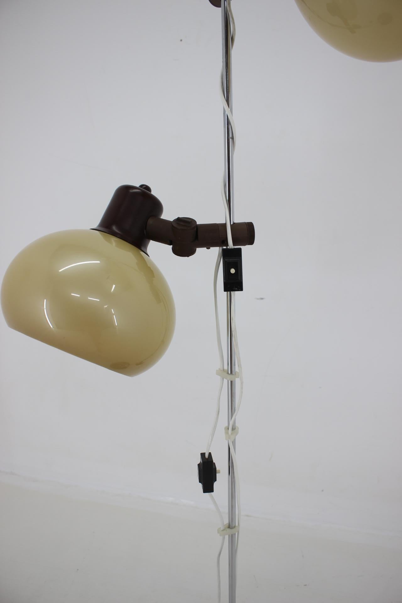 1970er Stehlampe mit Plastiklampenschirmen, Ungarn im Angebot 2