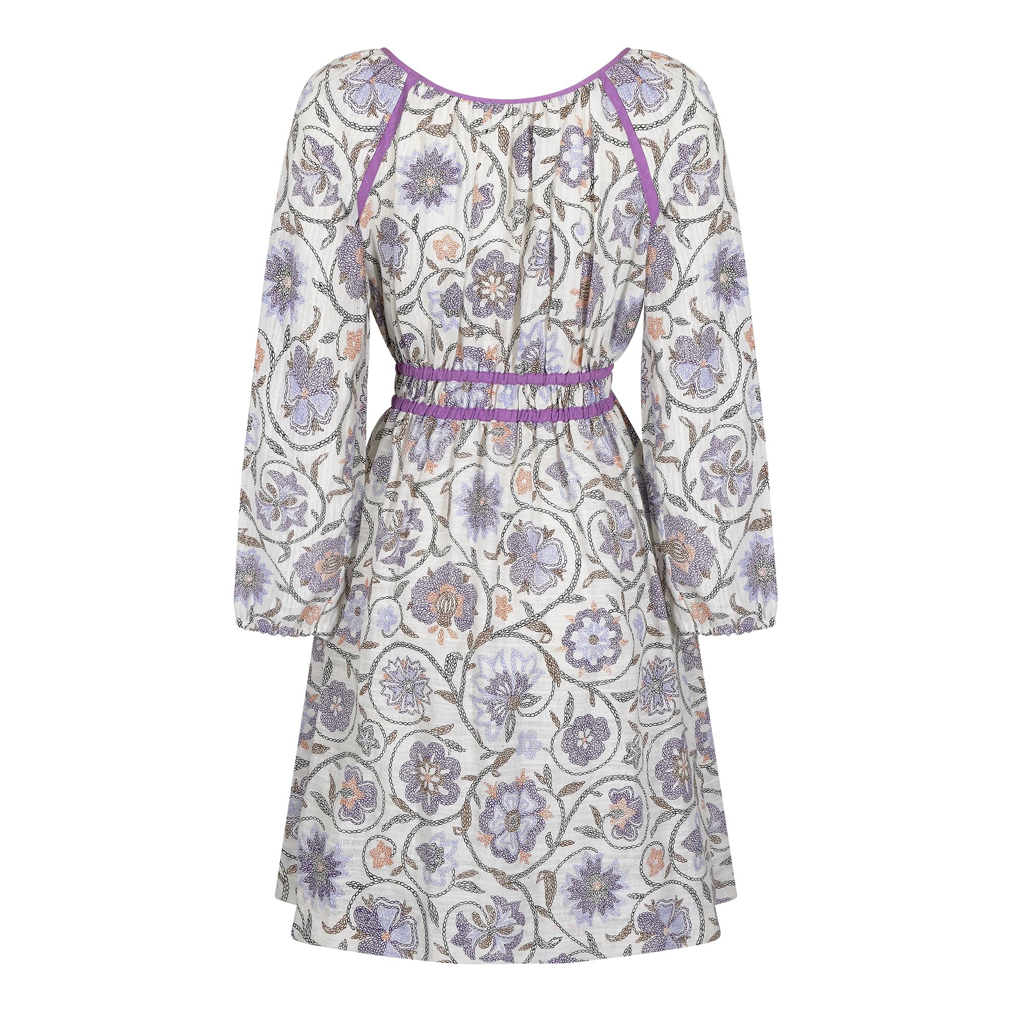 Une robe en étamine à imprimé floral vintage des années 1970, ancienne et originale. Très tendance et très typique de l'époque, cette robe a malheureusement perdu son étiquette mais a probablement été vendue dans une boutique de la rue principale ou