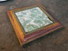 1970er Jahre Floral geprägte gepresste MATERIAL Fliese mit dekorativem Holzrahmen