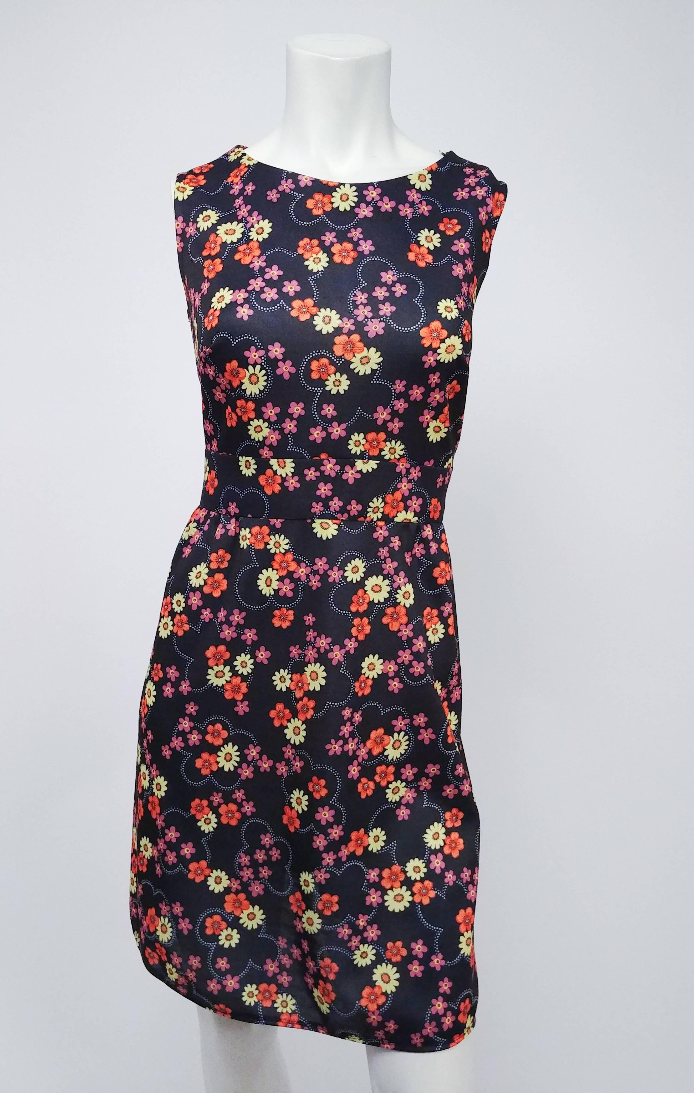 mini robe à fleurs des années 1970 et veste à cravate. L'ensemble deux pièces Flower Power est composé d'une veste à col large et d'une mini-robe sans manches, toutes deux en jersey stretch imprimé. 