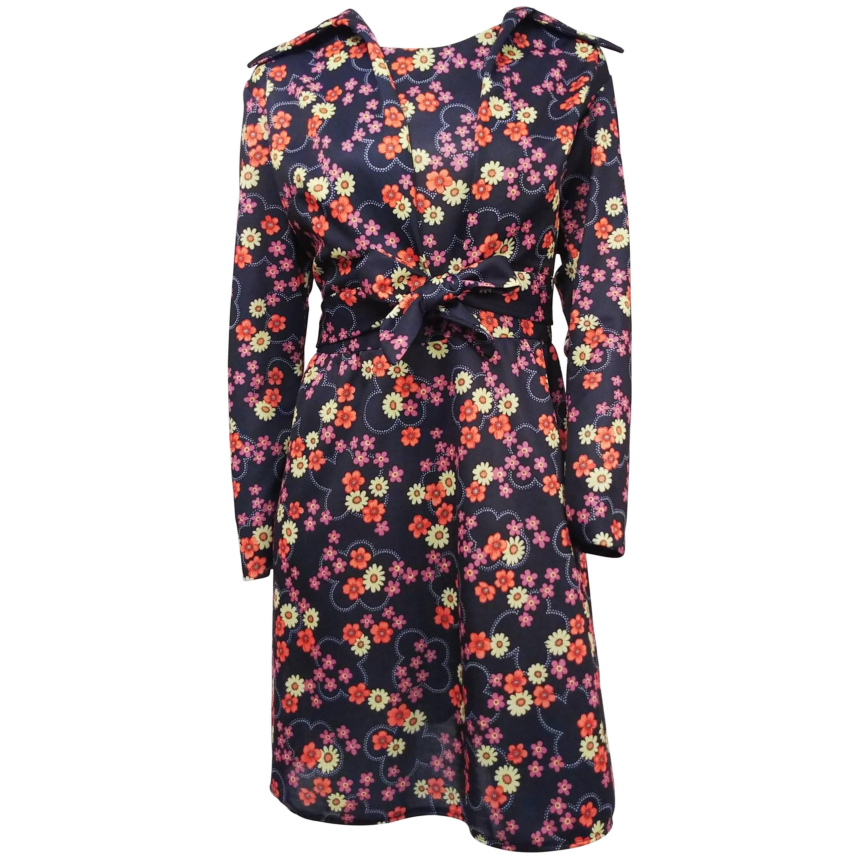 Minivestido floral de los 70 y chaqueta con lazo