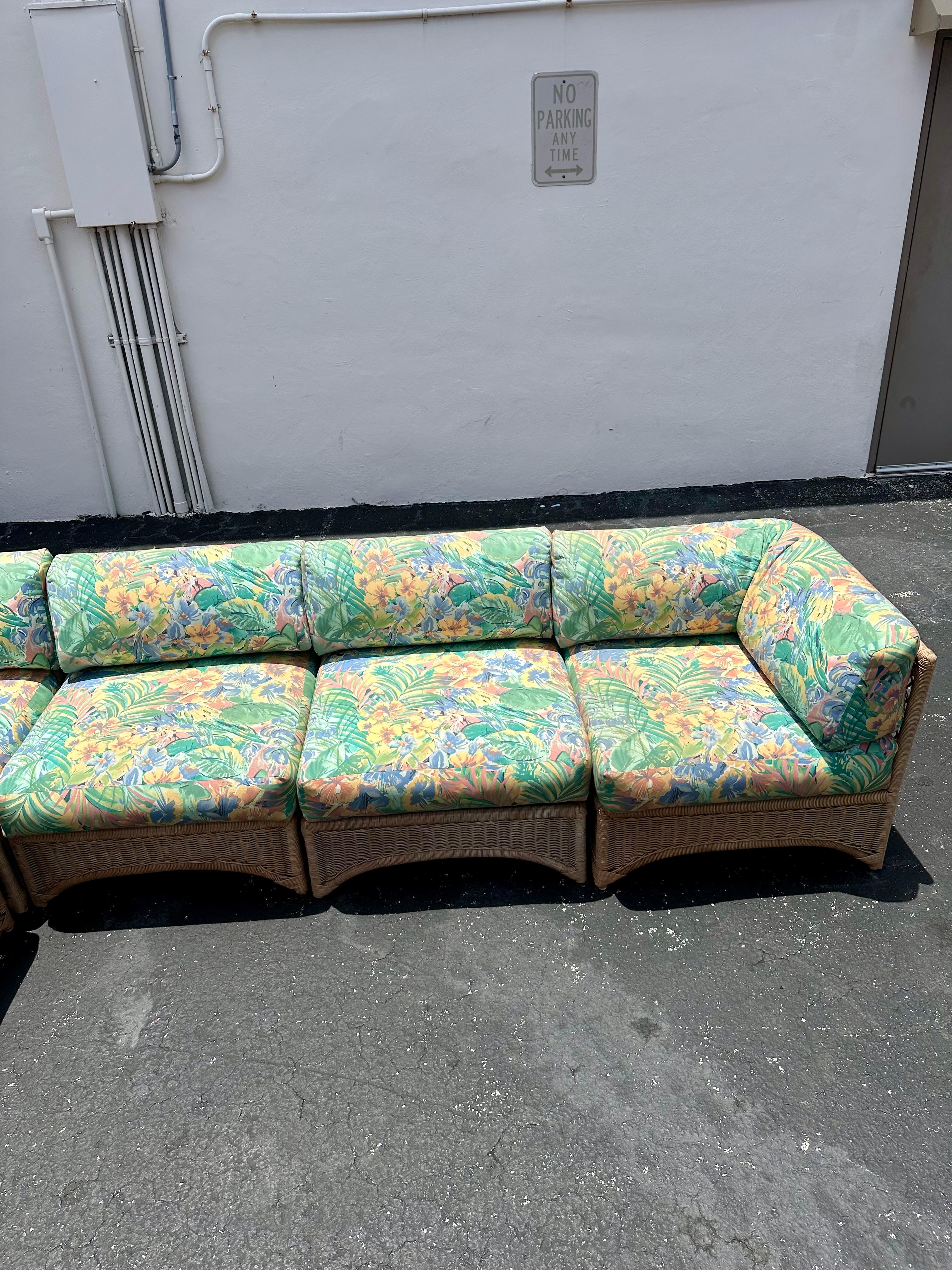 Divano componibile in rattan organico floreale degli anni '70, set di 6 persone in vendita 5