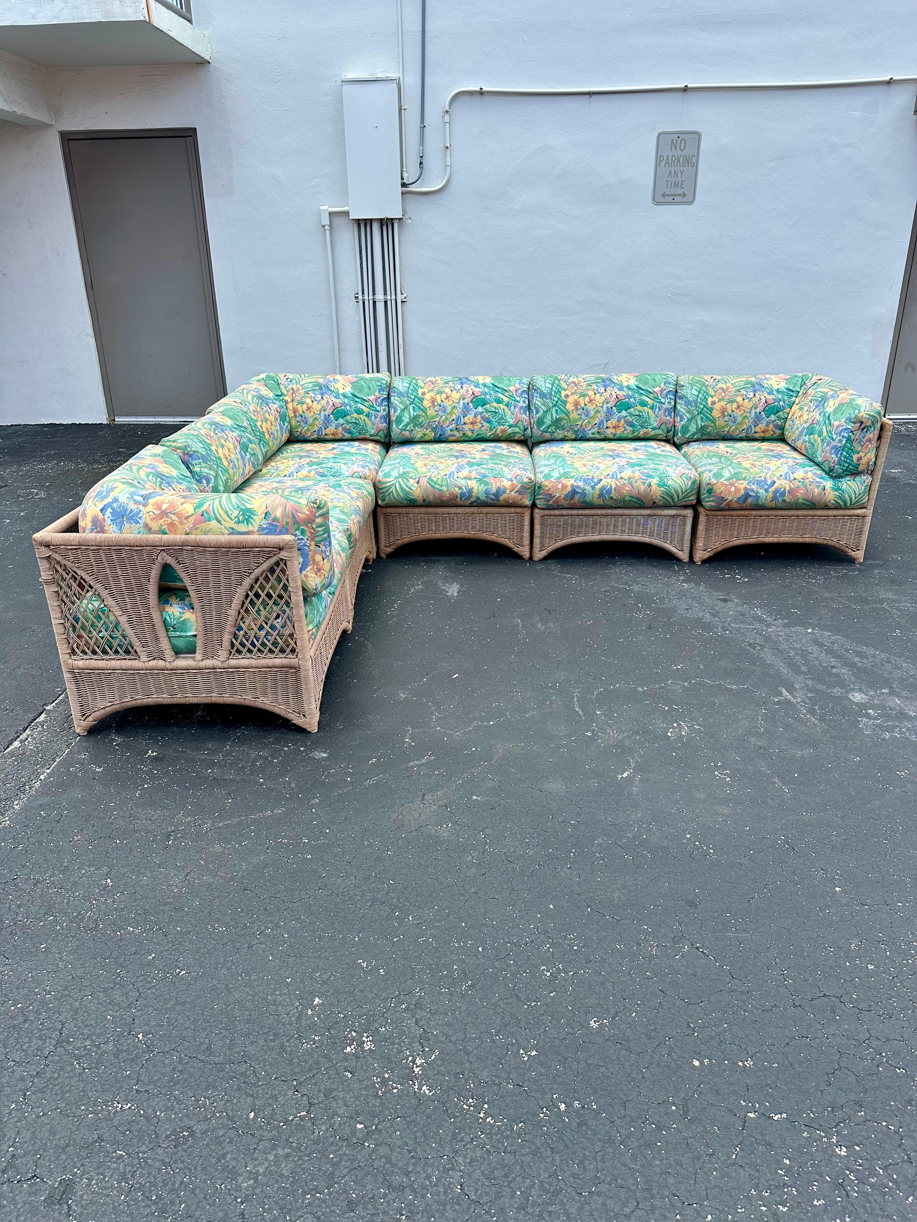 Riportati agli eleganti e sofisticati anni '70 con questo raffinato divano componibile in misto cotone e lino a motivi floreali, composto da 6 pezzi. Questo rarissimo divano letto emana un'aria di lusso e raffinatezza. Il design è eccezionale. Il