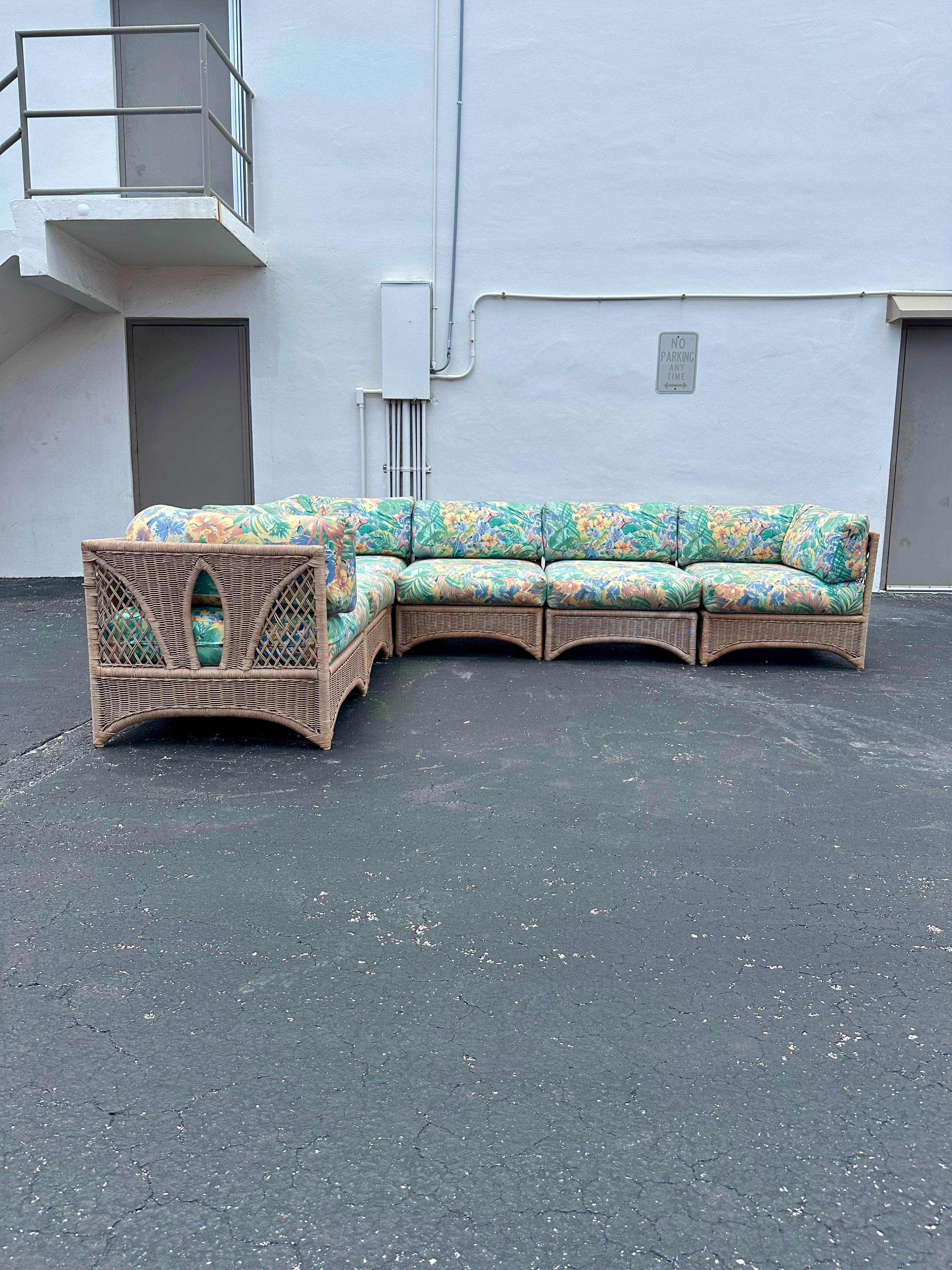 Divano componibile in rattan organico floreale degli anni '70, set di 6 persone In condizioni buone in vendita a Fort Lauderdale, FL