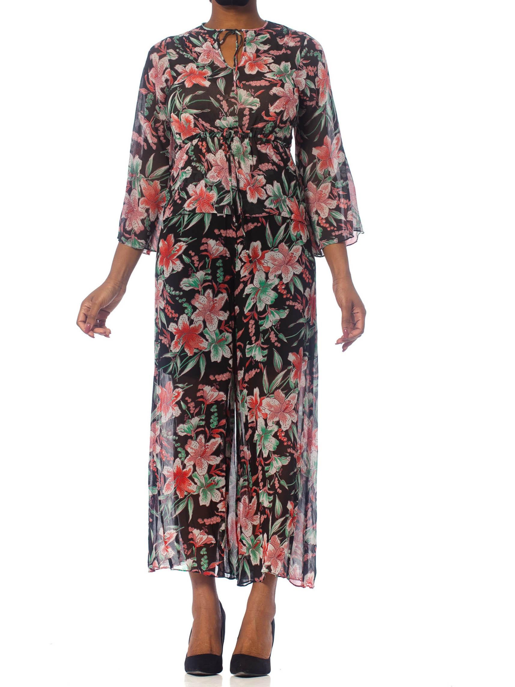 Grigio Camicetta e pantaloni in chiffon di rayon floreale degli anni '70 in vendita