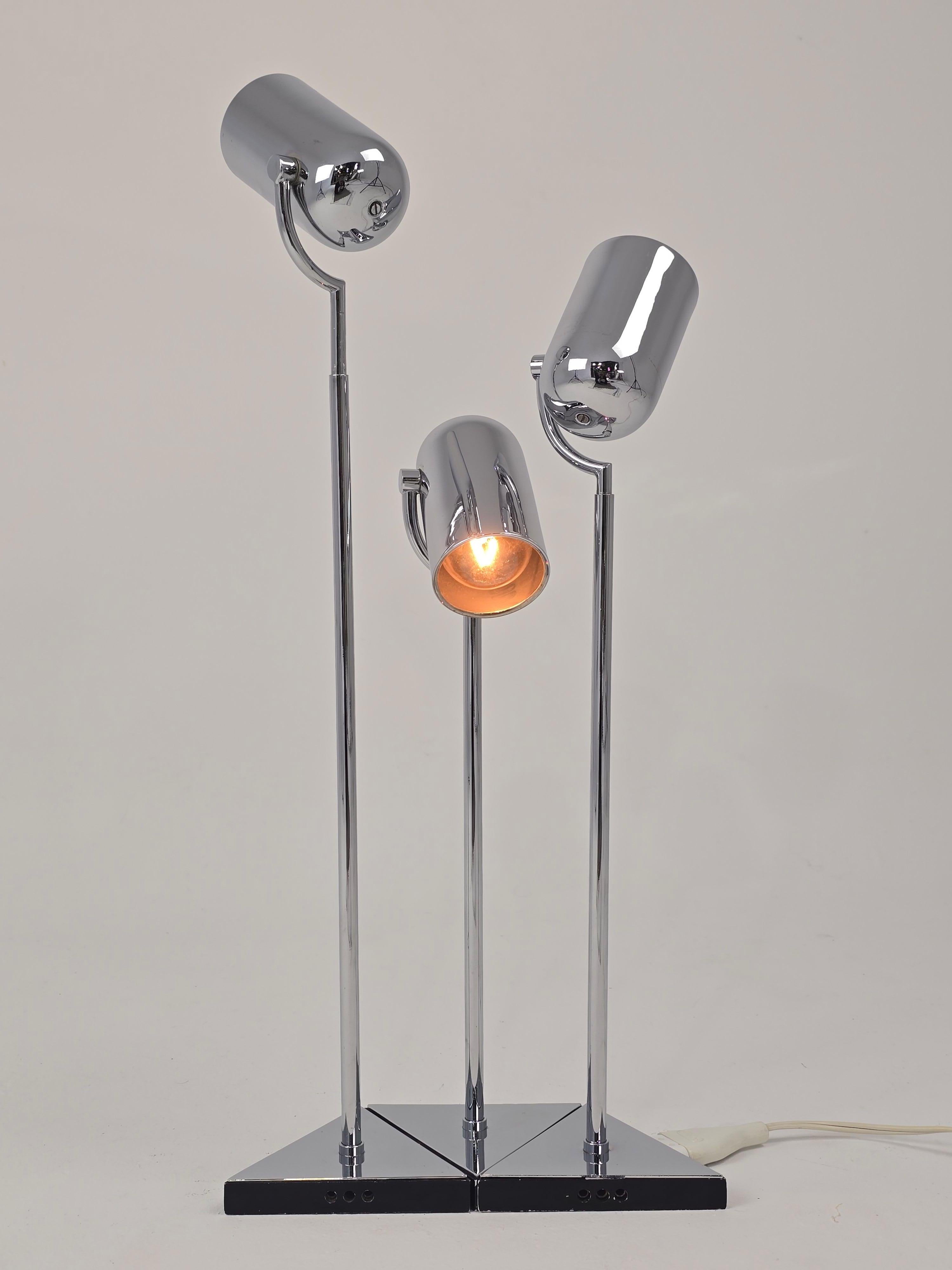 italien 1970s Florence Casey 3 Pivotal Heads Chrome Table Lamp , Italy en vente