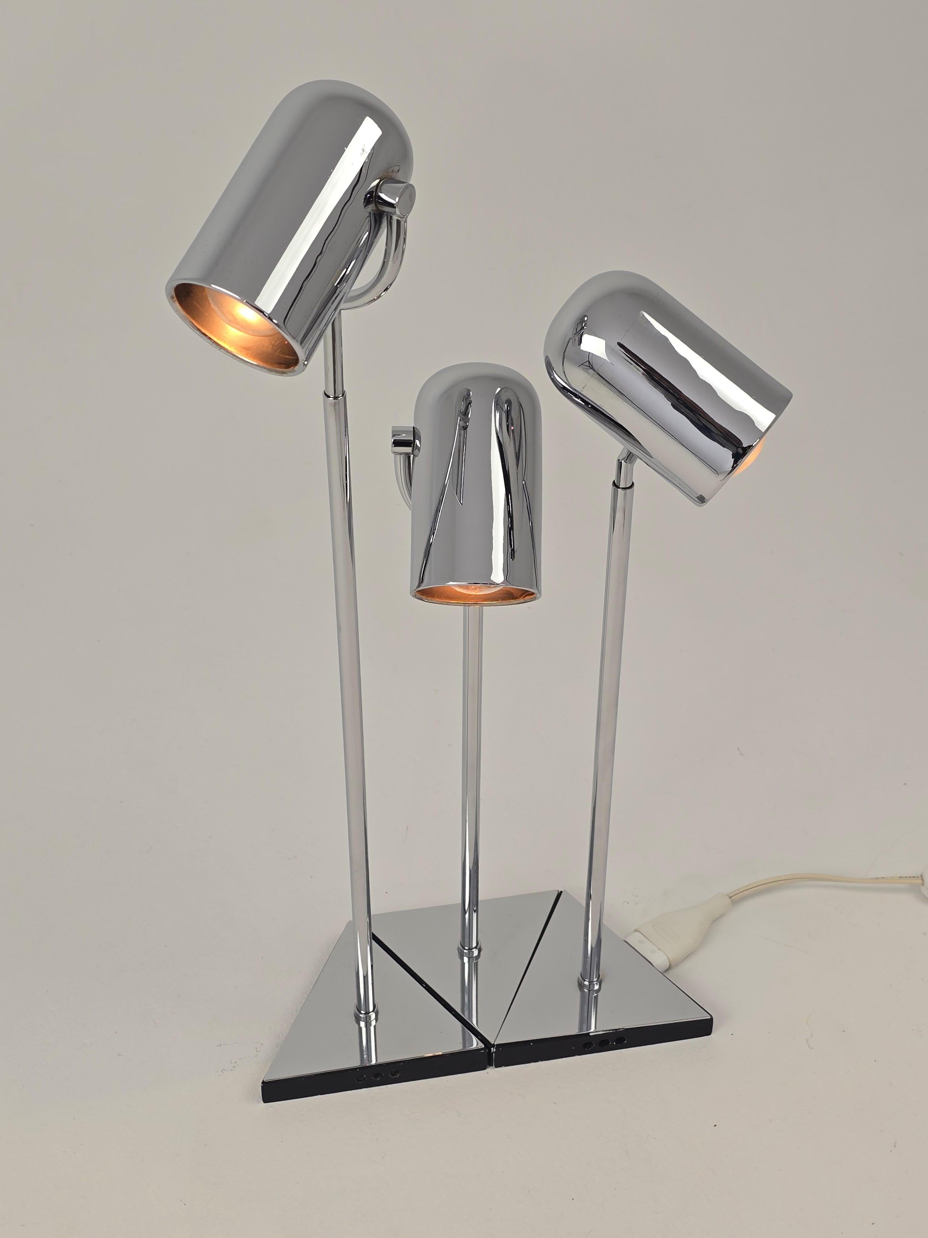 1970s Florence Casey 3 Pivotal Heads Chrome Table Lamp , Italy Bon état - En vente à St- Leonard, Quebec