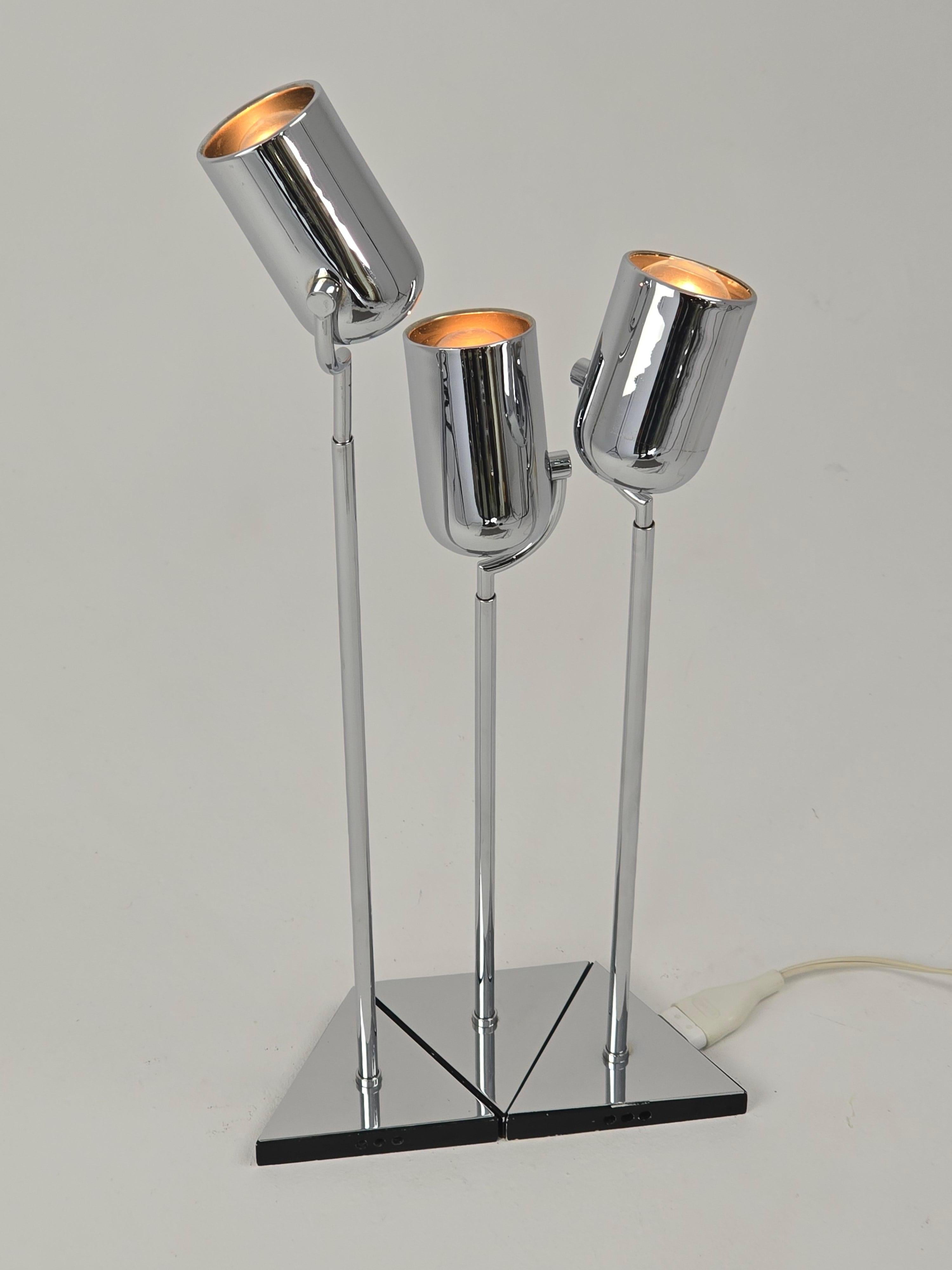 Fin du 20e siècle 1970s Florence Casey 3 Pivotal Heads Chrome Table Lamp , Italy en vente