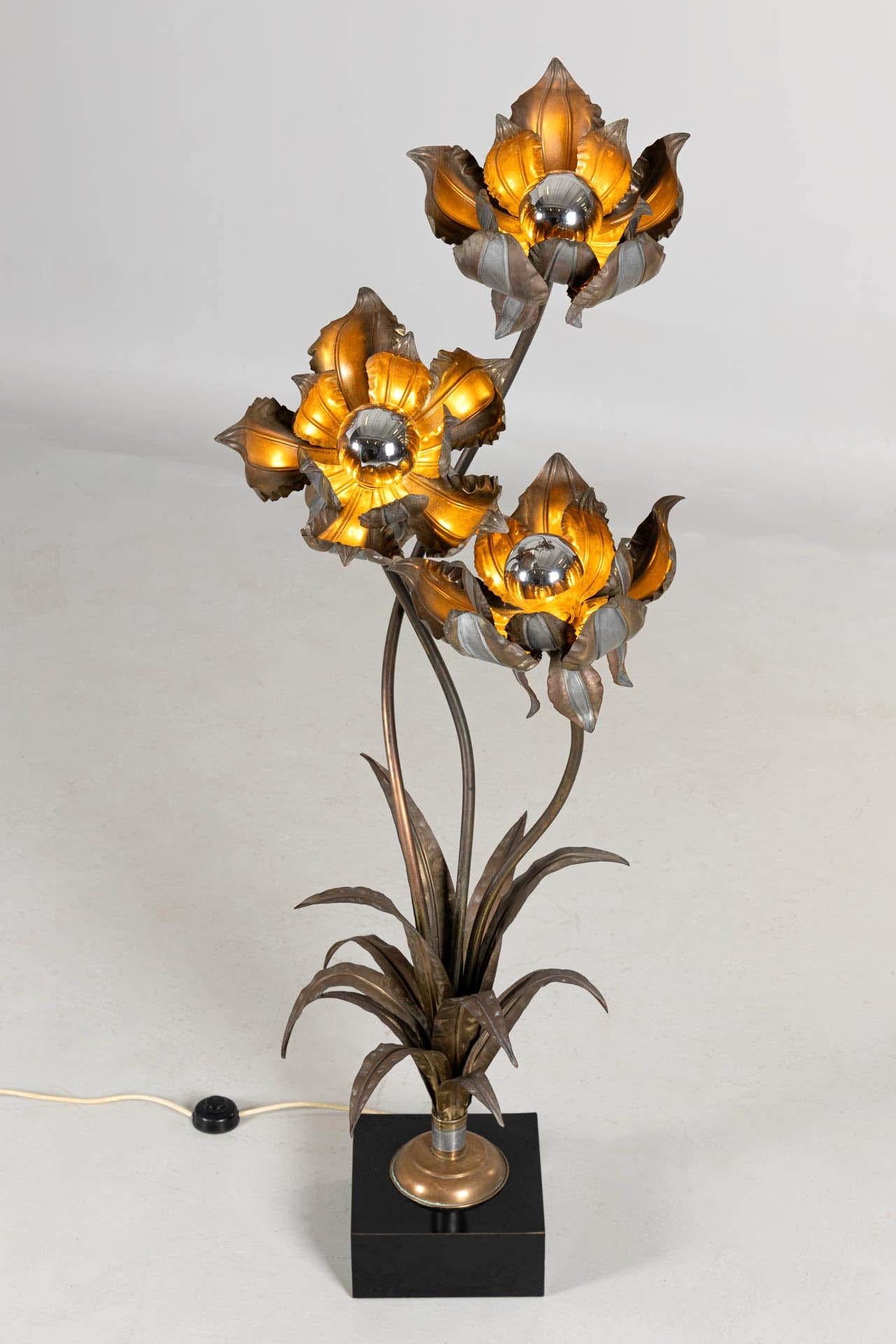 Large modern brass flower floor lamp attributed to Henri Fernandez 

French
Brass, steel, wood
c. 1970

Dimensions: H x W x D: 157cm x 50cm x 50cm 

Description:
Of impressive scale, this modern floor lamp is attributed to Henri Fernandez (French,
