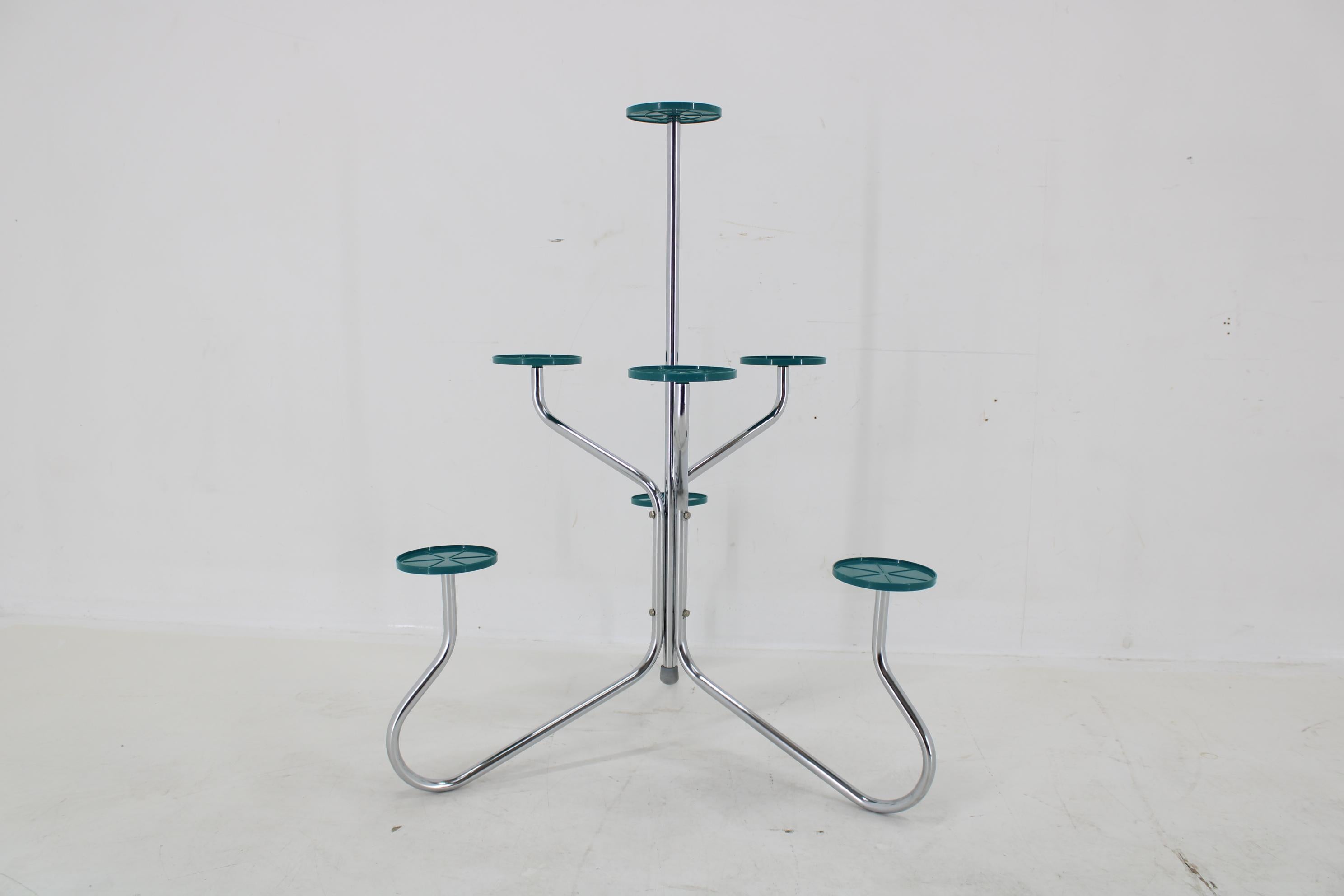 - Buone condizioni originali con lievi segni d'uso 
- Realizzato con uno scheletro tubolare e con i vertici rotondi in plastica
- W: 73  H: 92  D: 69 cm