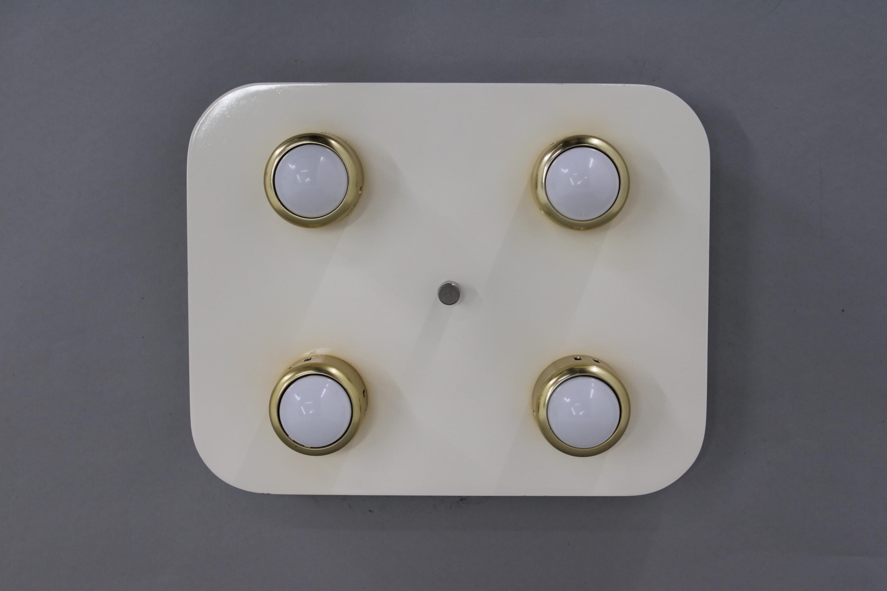 - Buone condizioni originali 
- 4x, lampadine E26-E27
- Compatibile con il cablaggio degli Stati Uniti