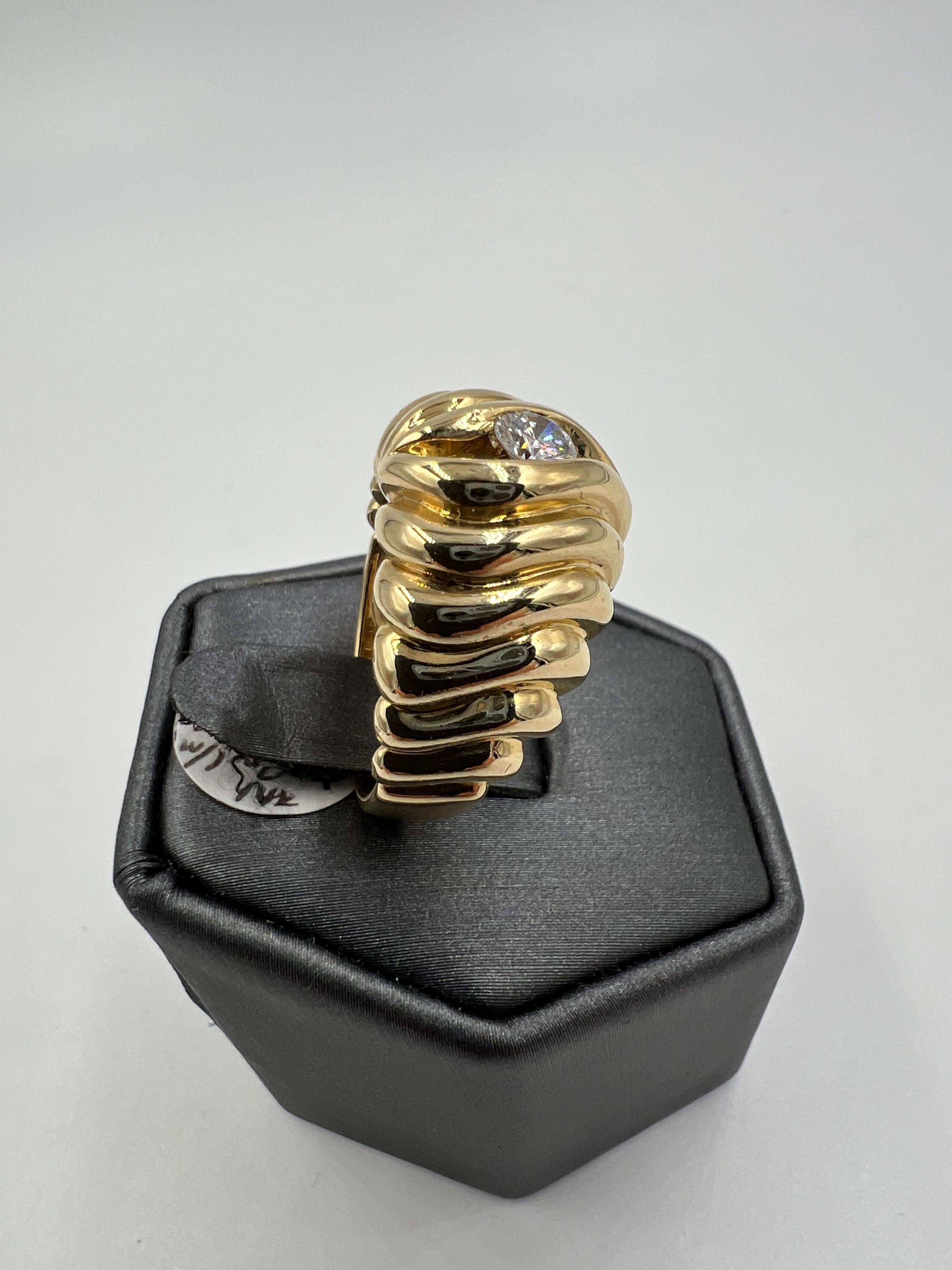 Anillo solitario de oro amarillo con diamantes en semicúpula acanalada de los años 70 en venta 4