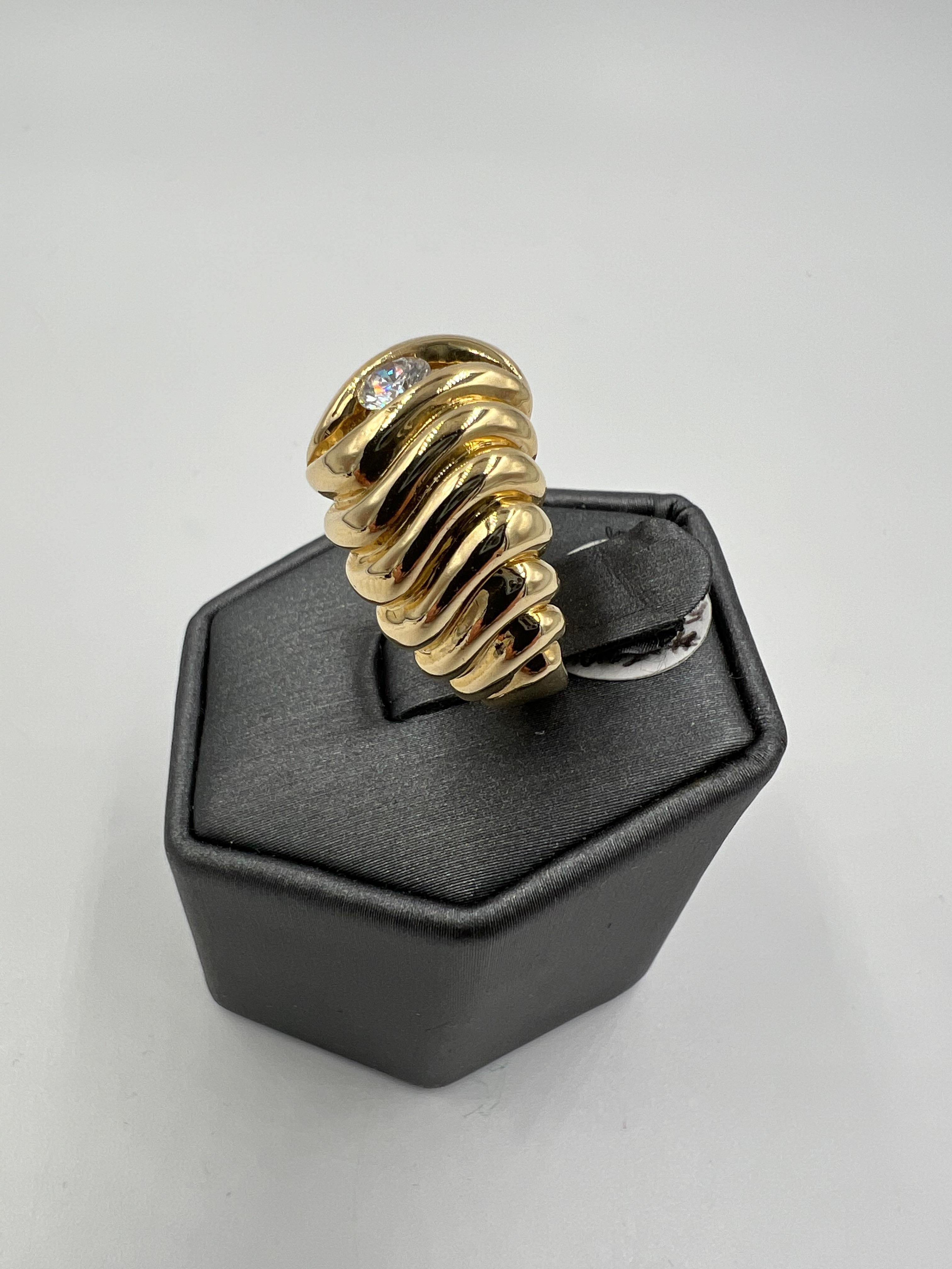 Anillo solitario de oro amarillo con diamantes en semicúpula acanalada de los años 70 en venta 5