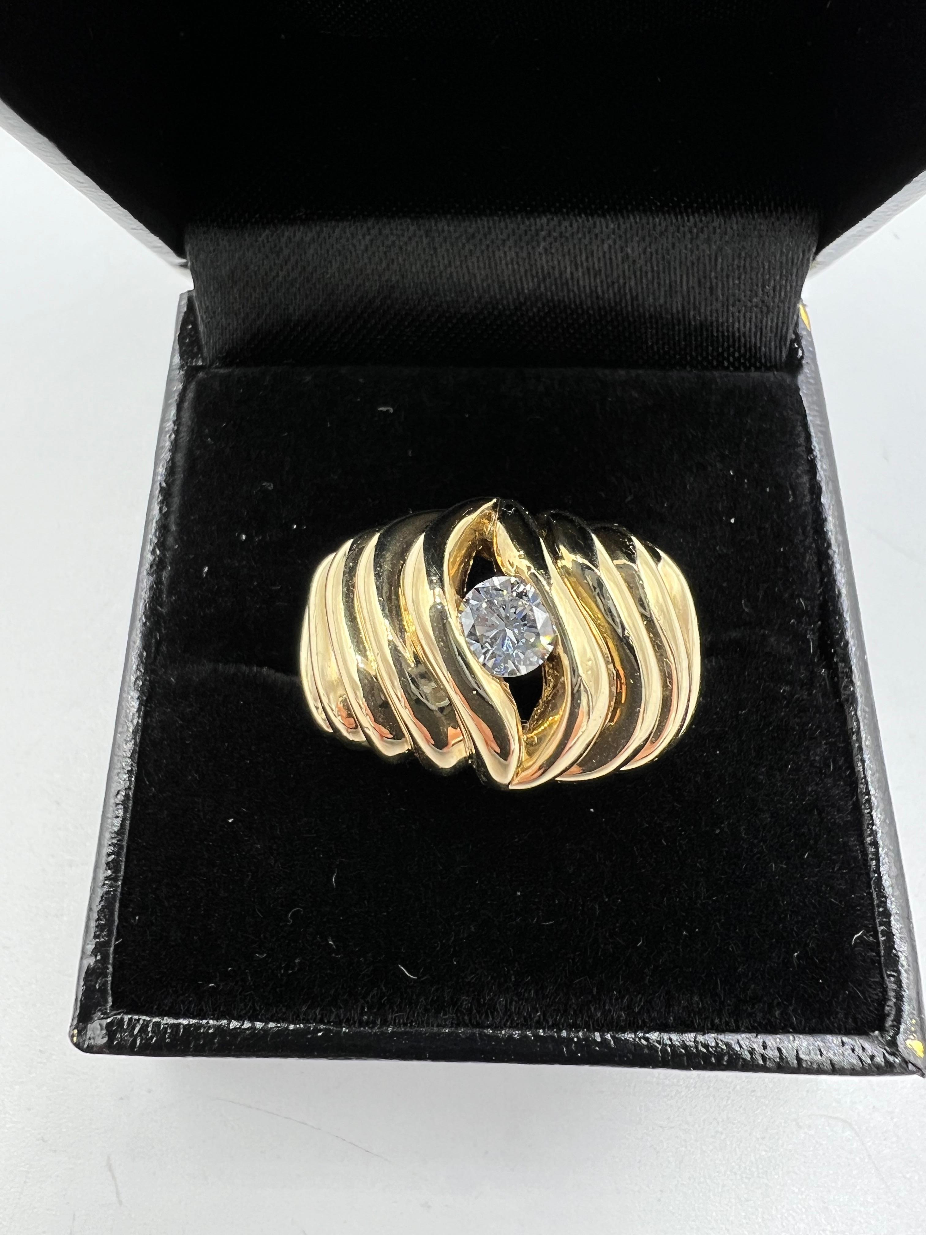 Anillo solitario de oro amarillo con diamantes en semicúpula acanalada de los años 70 en venta 6