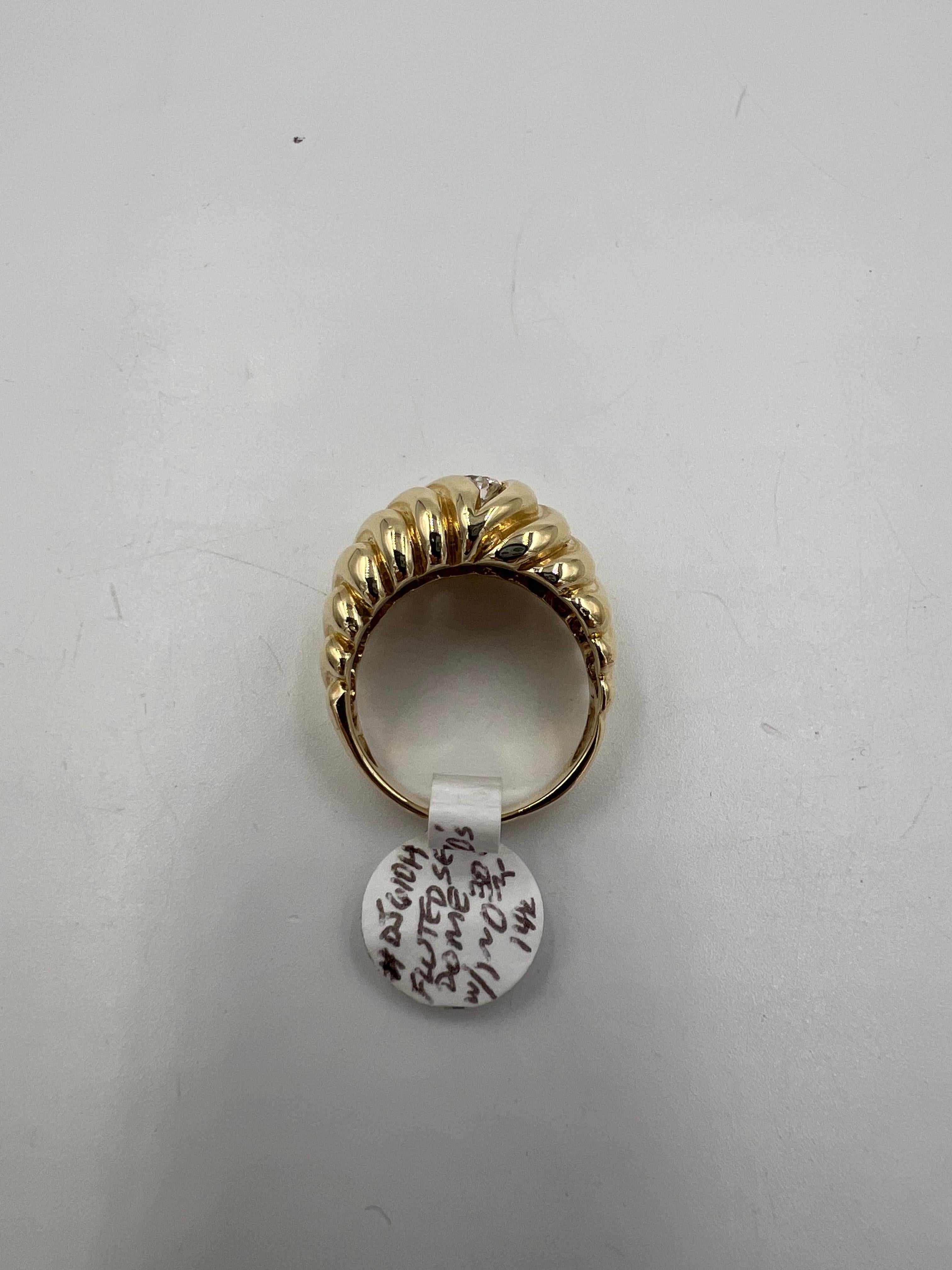Anillo solitario de oro amarillo con diamantes en semicúpula acanalada de los años 70 en venta 7