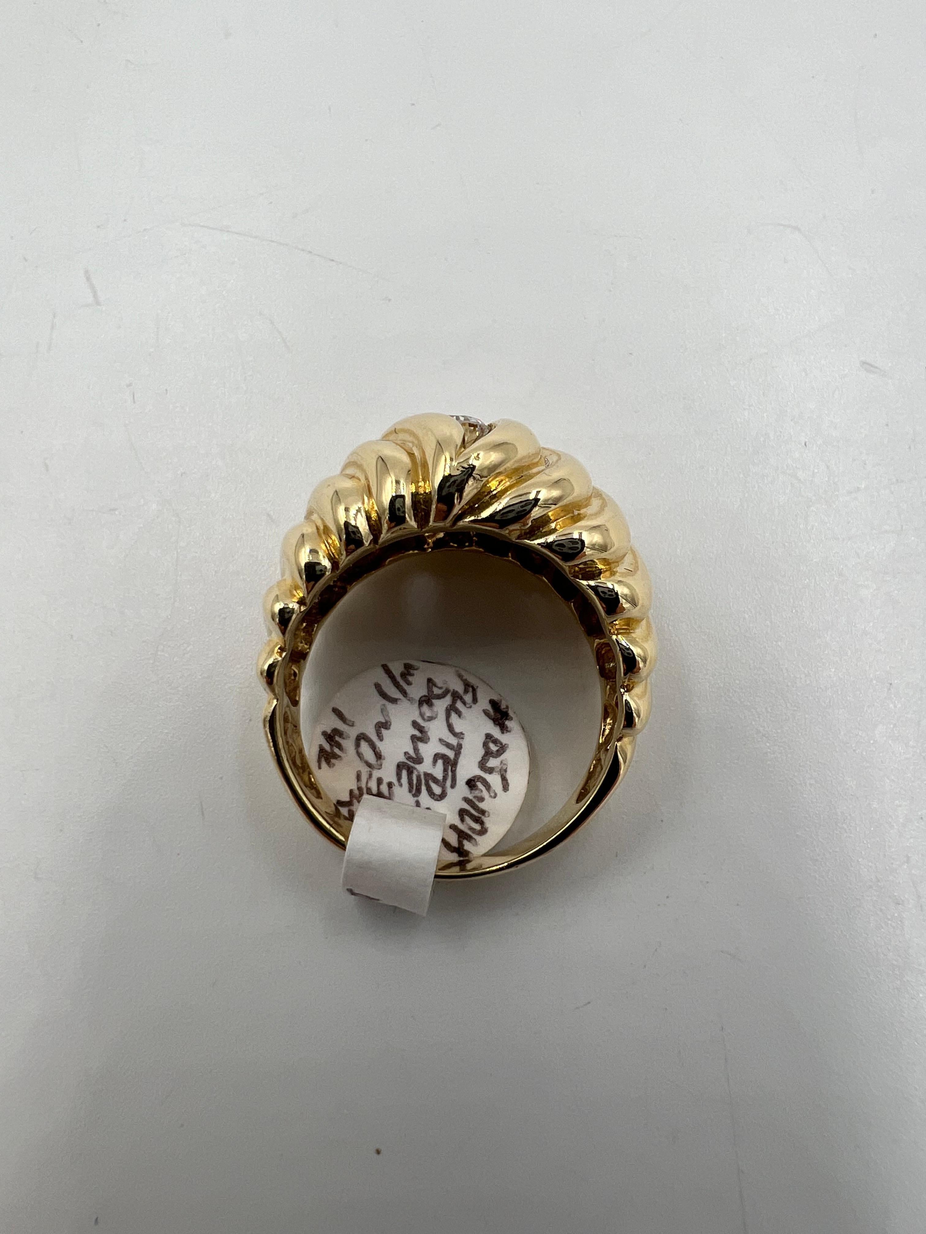 Anillo solitario de oro amarillo con diamantes en semicúpula acanalada de los años 70 en venta 8