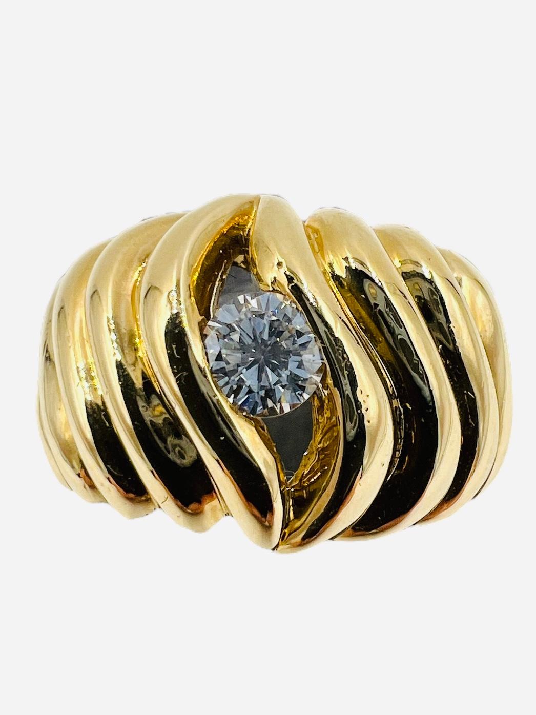 Anillo solitario de oro amarillo con diamantes en semicúpula acanalada de los años 70 en venta 9