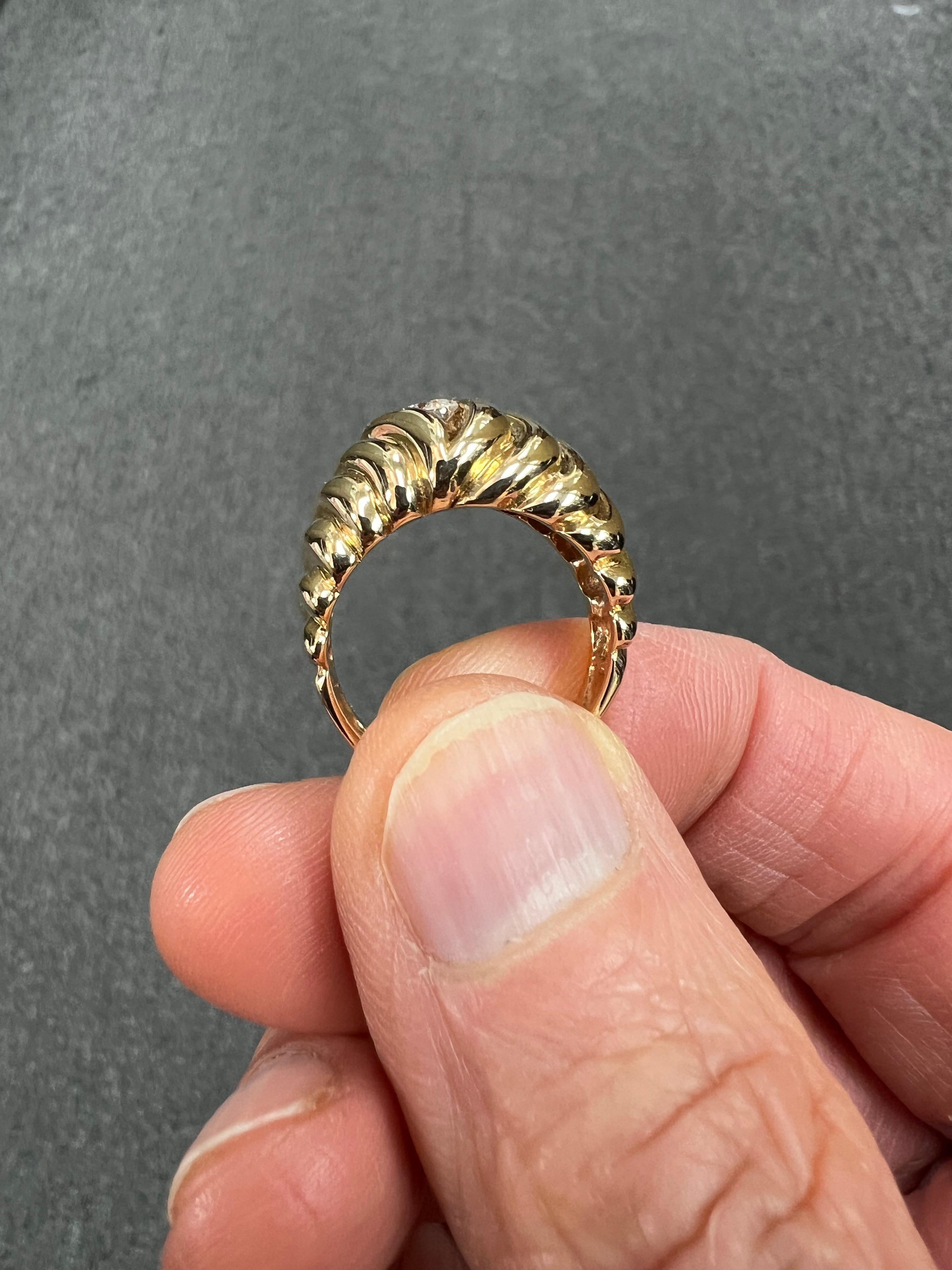 Anillo solitario de oro amarillo con diamantes en semicúpula acanalada de los años 70 Moderno en venta