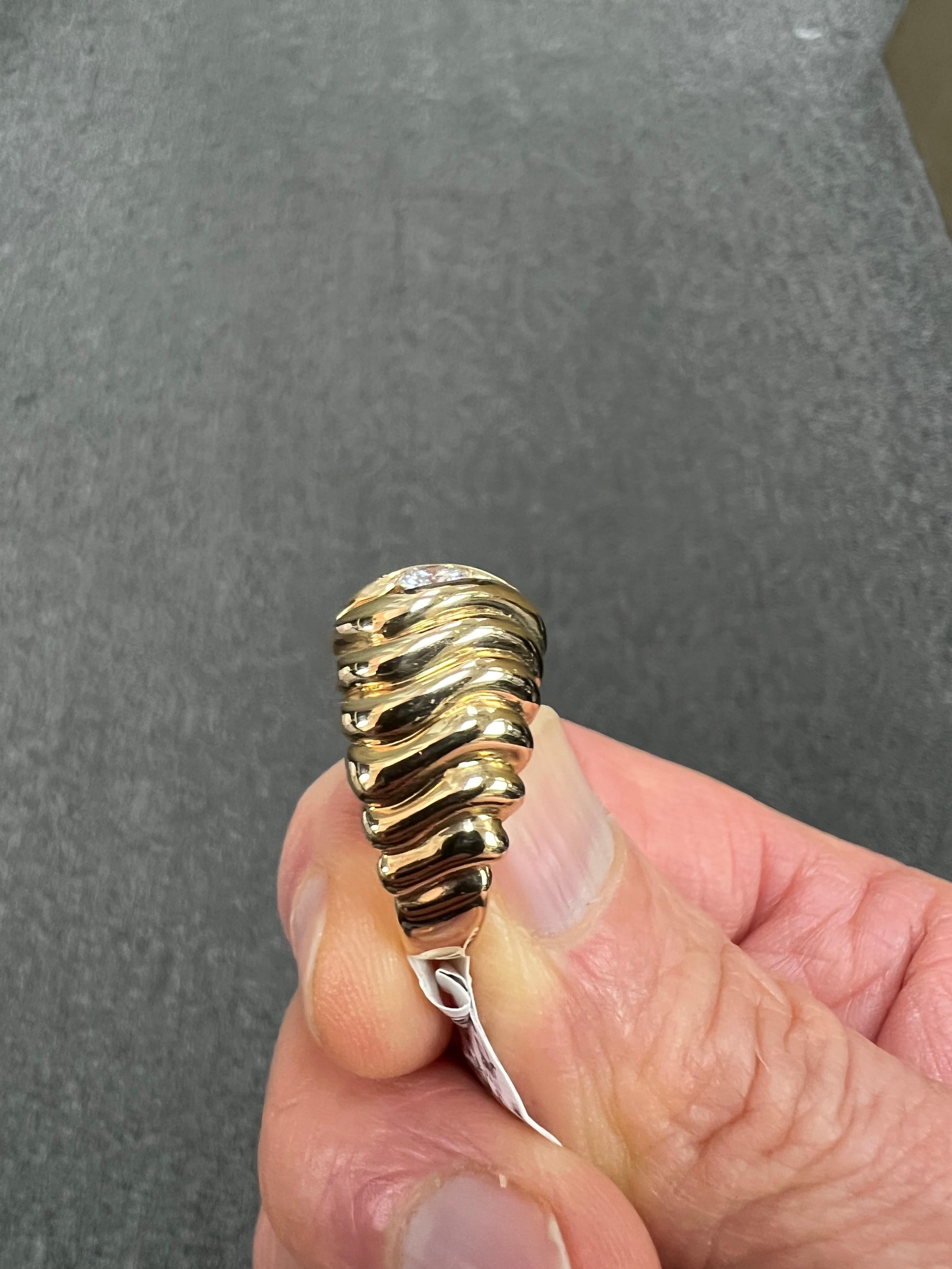 Anillo solitario de oro amarillo con diamantes en semicúpula acanalada de los años 70 Corte redondo en venta