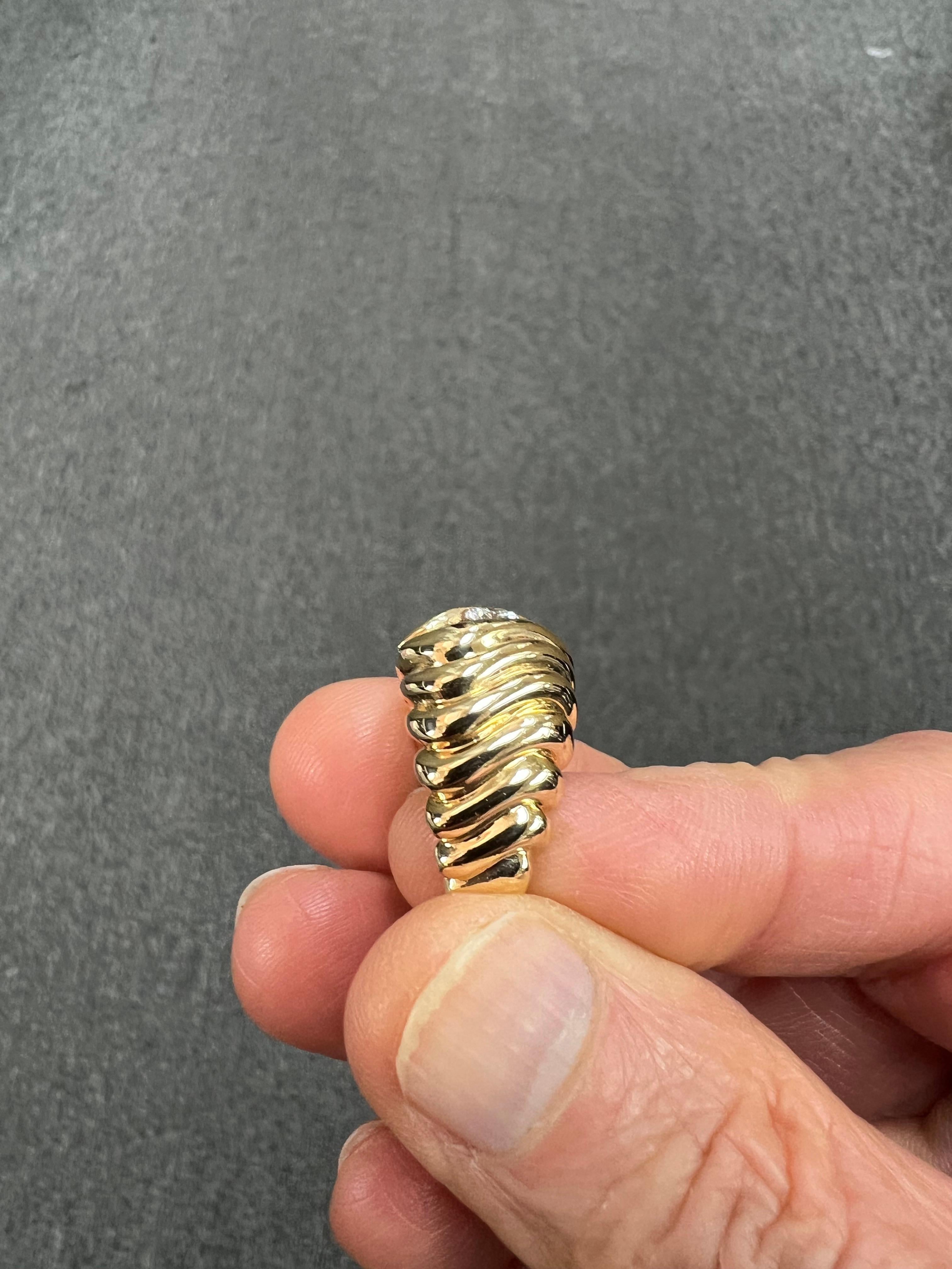 Anillo solitario de oro amarillo con diamantes en semicúpula acanalada de los años 70 en Bueno estado para la venta en Los Angeles, CA