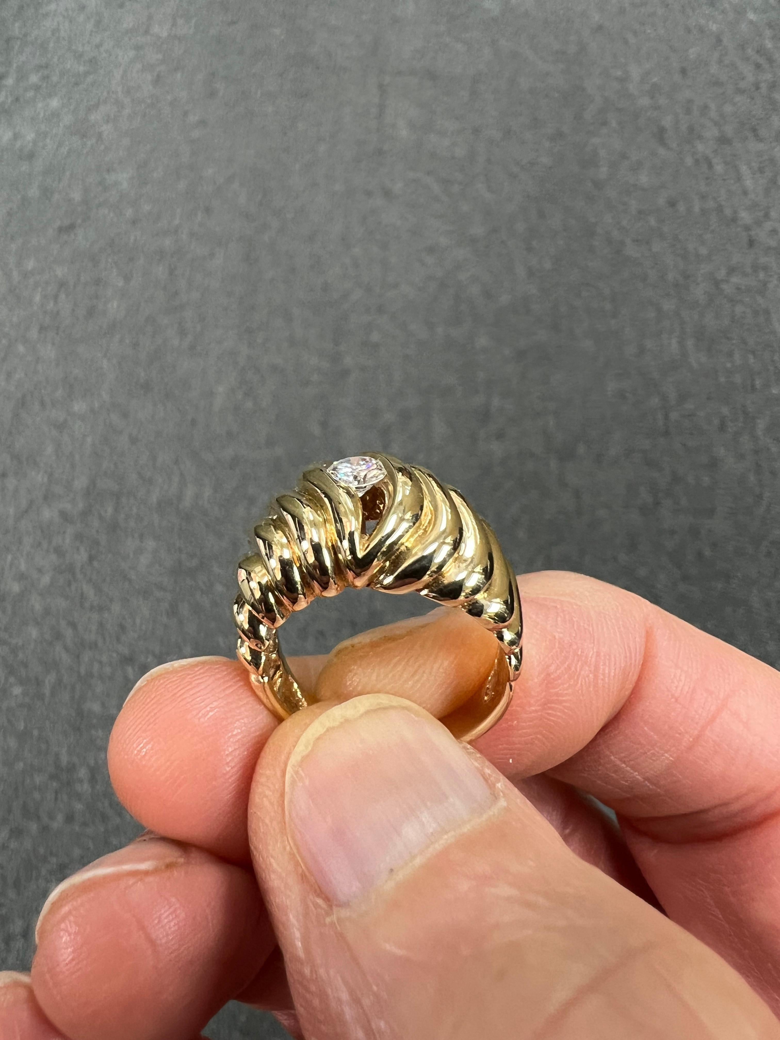 Femenino o masculino Anillo solitario de oro amarillo con diamantes en semicúpula acanalada de los años 70 en venta