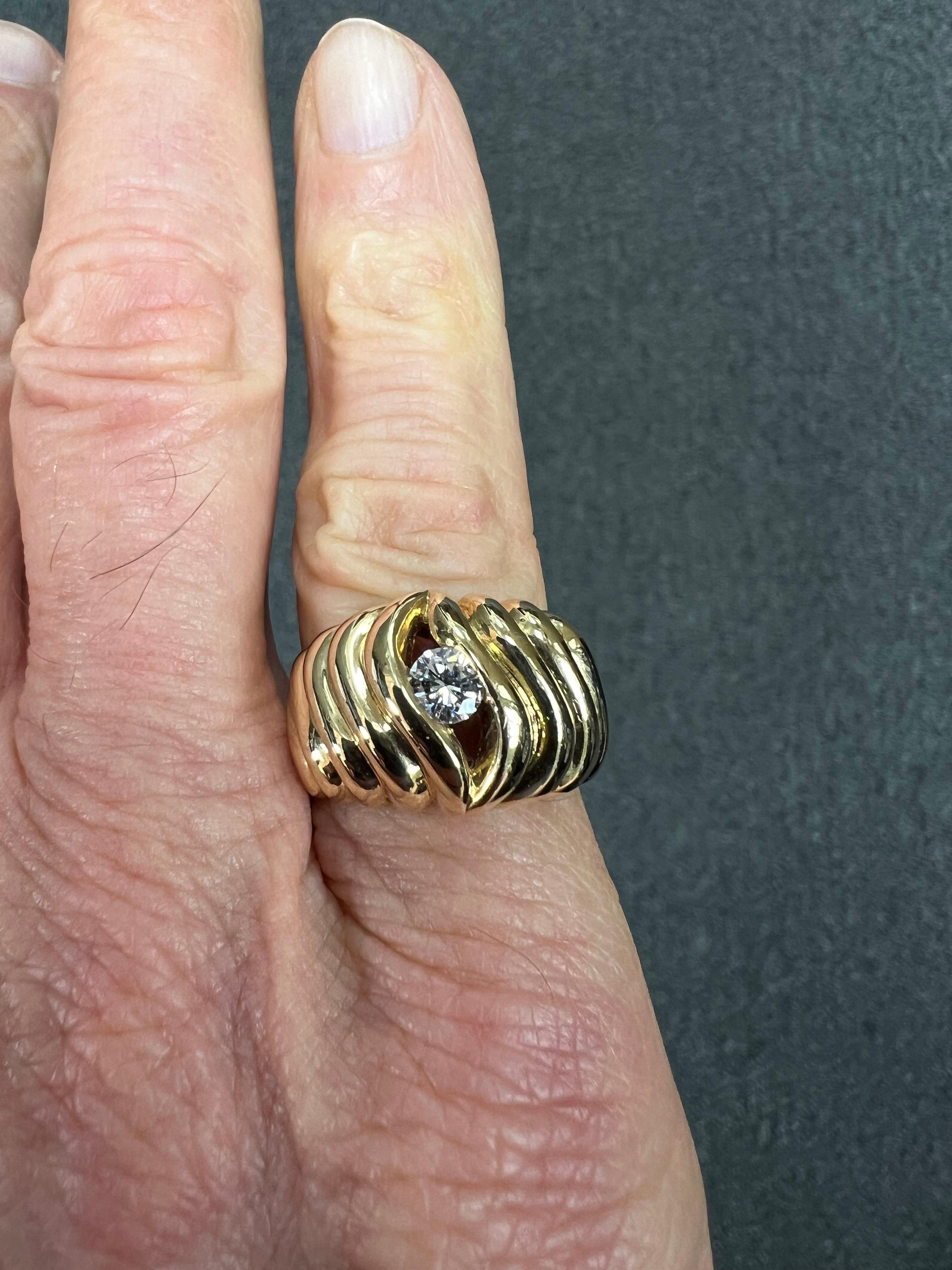 Anillo solitario de oro amarillo con diamantes en semicúpula acanalada de los años 70 en venta 1
