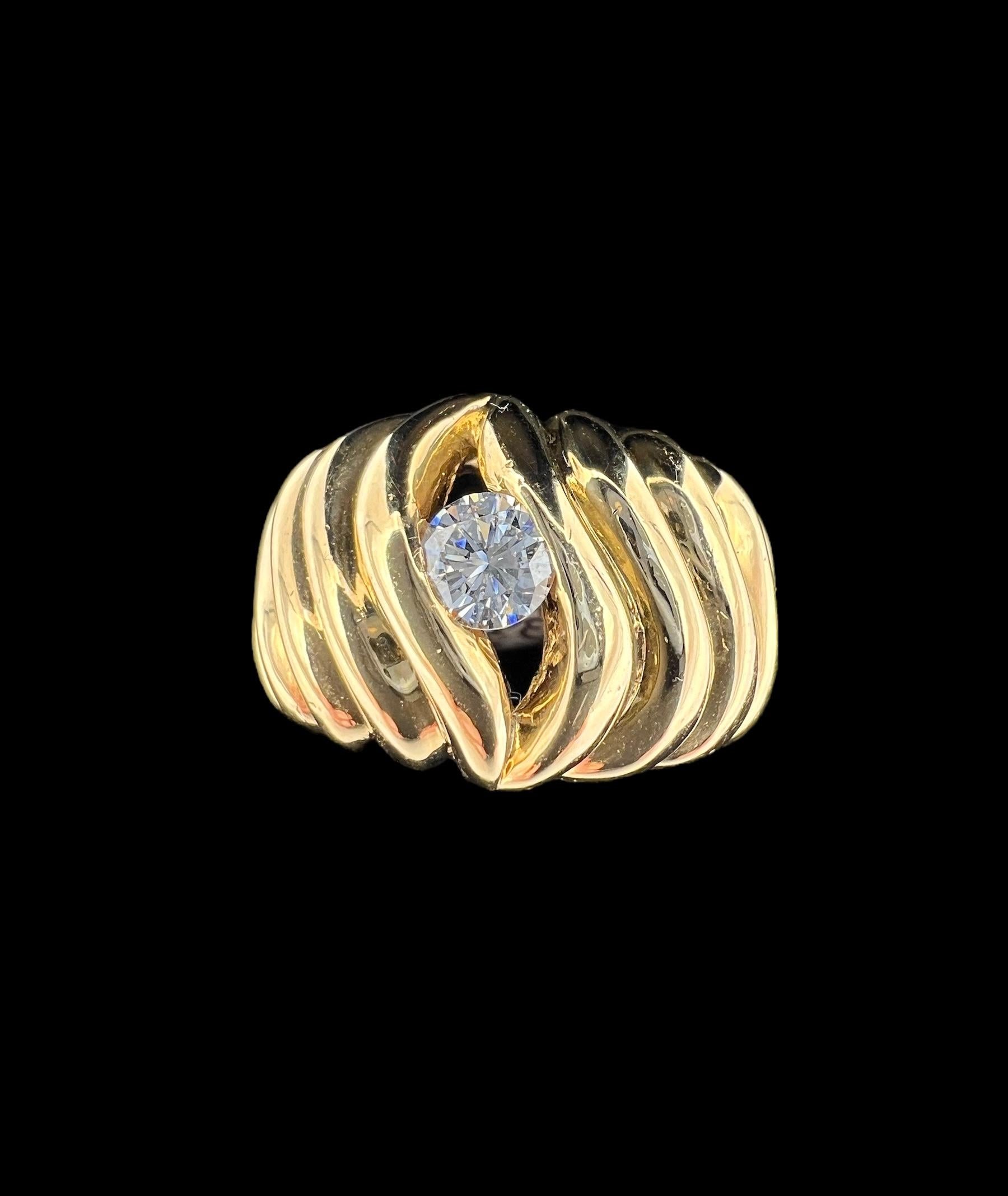 Anillo solitario de oro amarillo con diamantes en semicúpula acanalada de los años 70 en venta 2