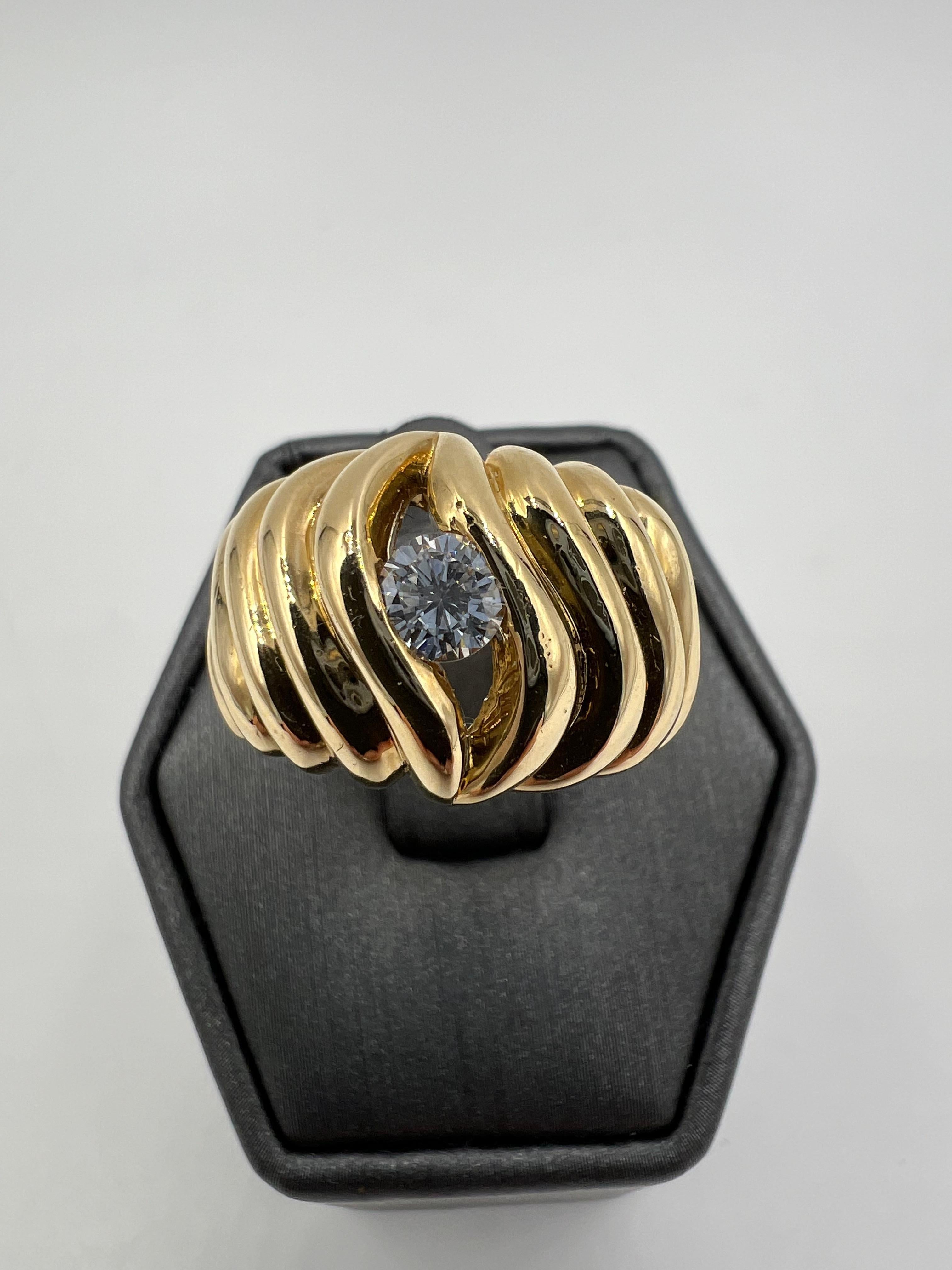Anillo solitario de oro amarillo con diamantes en semicúpula acanalada de los años 70 en venta 3