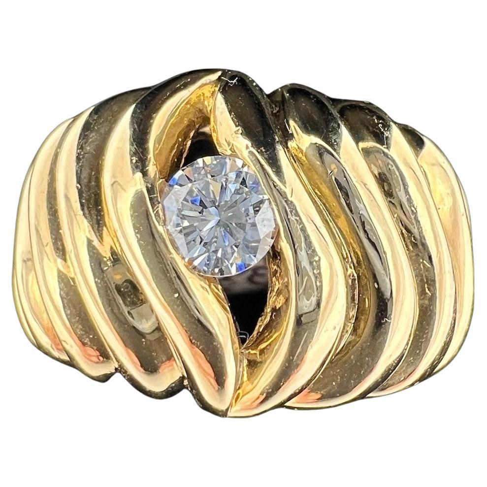 Anillo solitario de oro amarillo con diamantes en semicúpula acanalada de los años 70 en venta