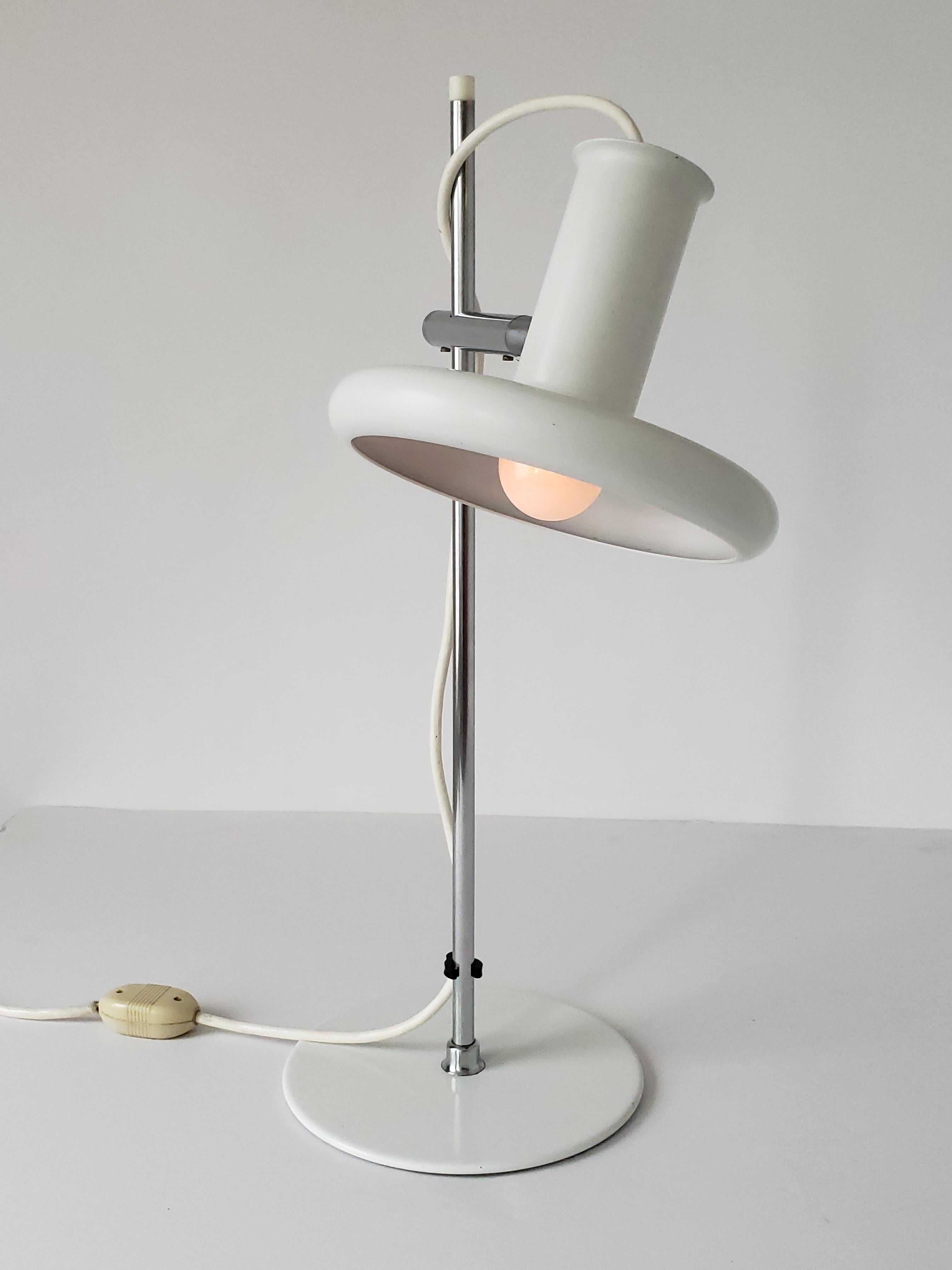 Classic Danish table lamp from Fog & Mørup made of enameled steel and chrome.

Shade is fully ajustable in all direction and slide up and down on pole.

Well made solid structure and mechanism.

Contain one E26 size socket rated at 60