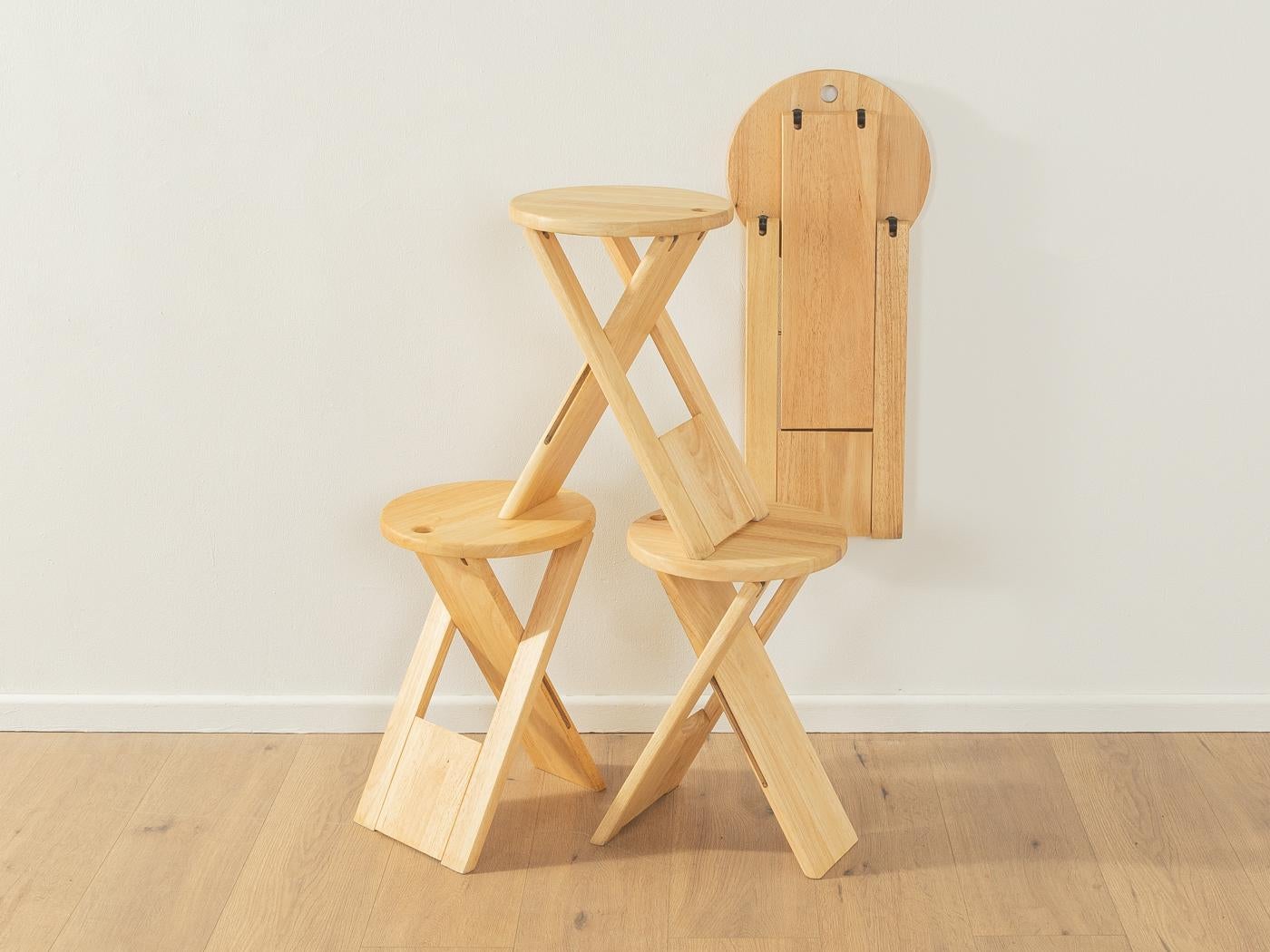 Taburetes clásicos diseñados por Roger Tallon para Sentou en la década de 1970. Estructura de madera de haya maciza de alta calidad y diseño plegable para guardarla cómodamente.

Características de calidad:
muy buena mano de obra
materiales de alta