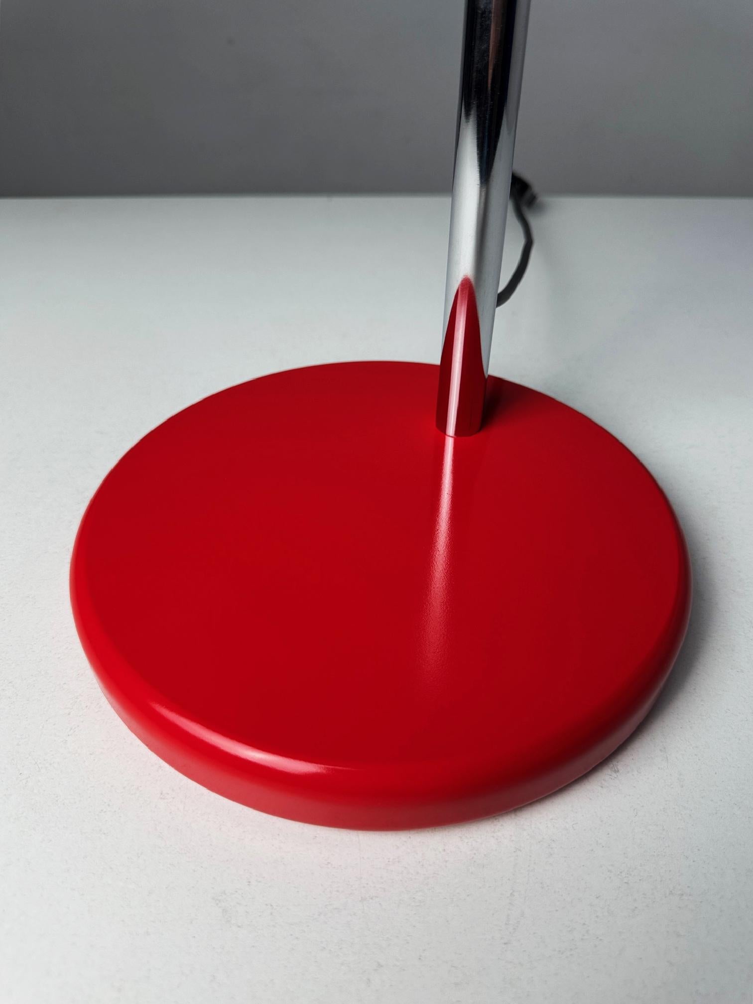 Lámpara de mesa plegable de los años 70 de Metalarte - Diseño modernista español en rojo intenso en venta 5