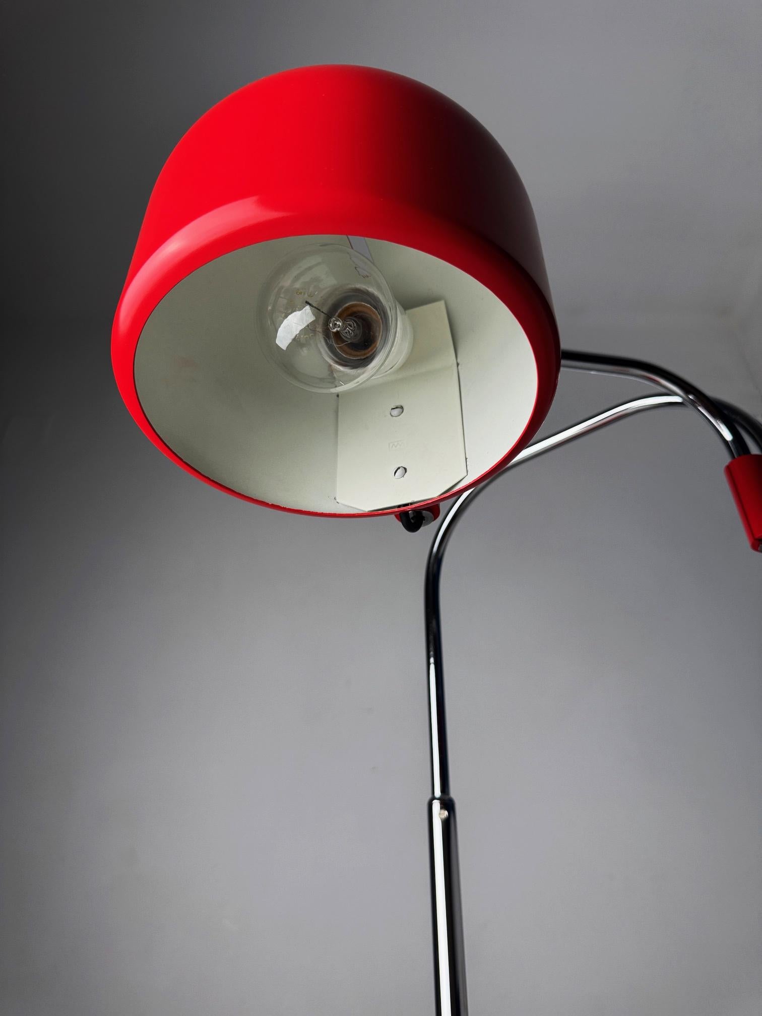 Lámpara de mesa plegable de los años 70 de Metalarte - Diseño modernista español en rojo intenso en venta 6