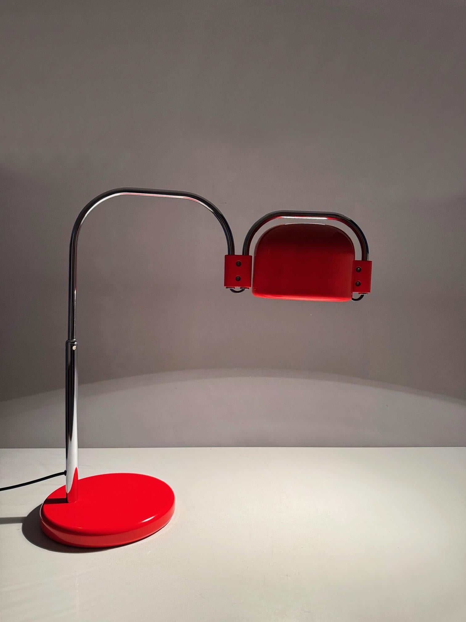 Lámpara de mesa plegable de los años 70 de Metalarte - Diseño modernista español en rojo intenso en venta 8