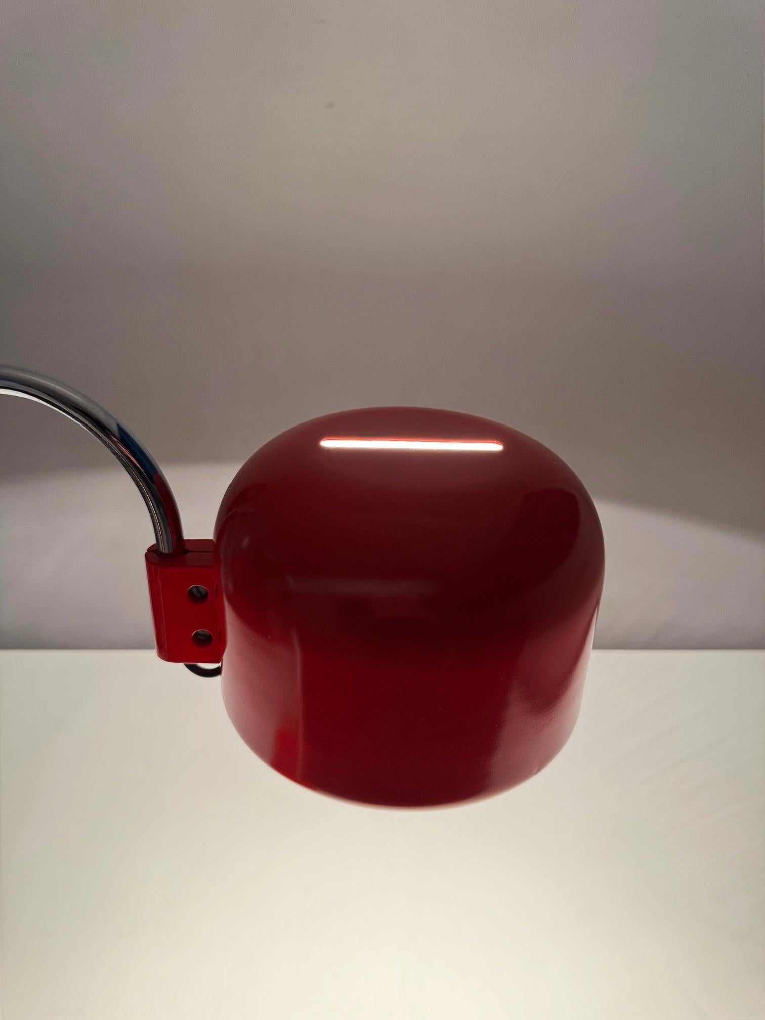 Lámpara de mesa plegable de los años 70 de Metalarte - Diseño modernista español en rojo intenso en venta 10