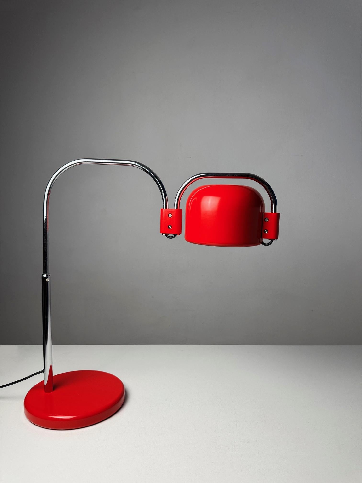 Lámpara de mesa plegable de los años 70 de Metalarte - Diseño modernista español en rojo intenso

Esta llamativa lámpara de mesa plegable de los años 70 de Metalarte capta la vibrante energía del diseño modernista español. Con su atrevido acabado