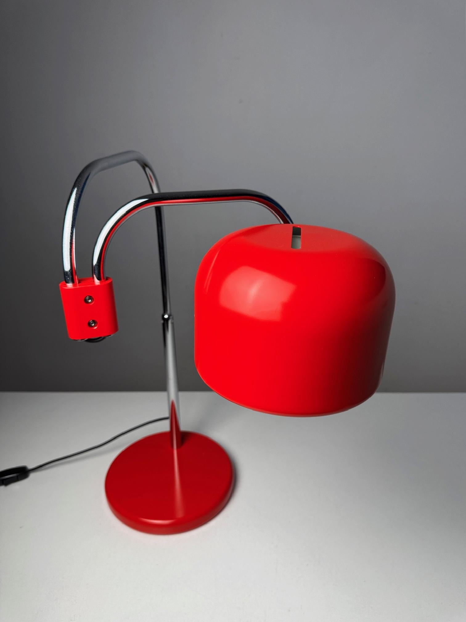 Lámpara de mesa plegable de los años 70 de Metalarte - Diseño modernista español en rojo intenso Español en venta