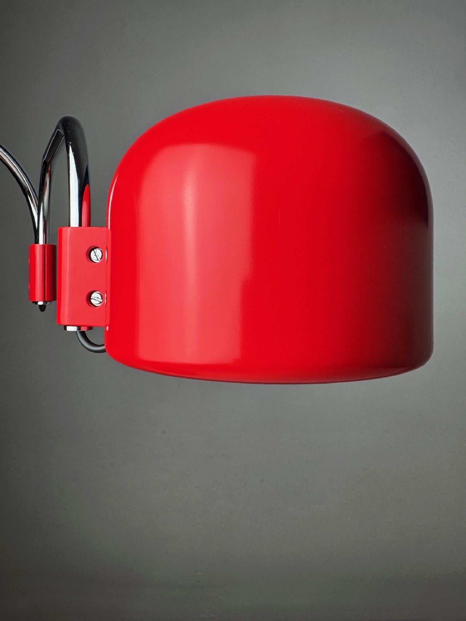 Lámpara de mesa plegable de los años 70 de Metalarte - Diseño modernista español en rojo intenso finales del siglo XX en venta