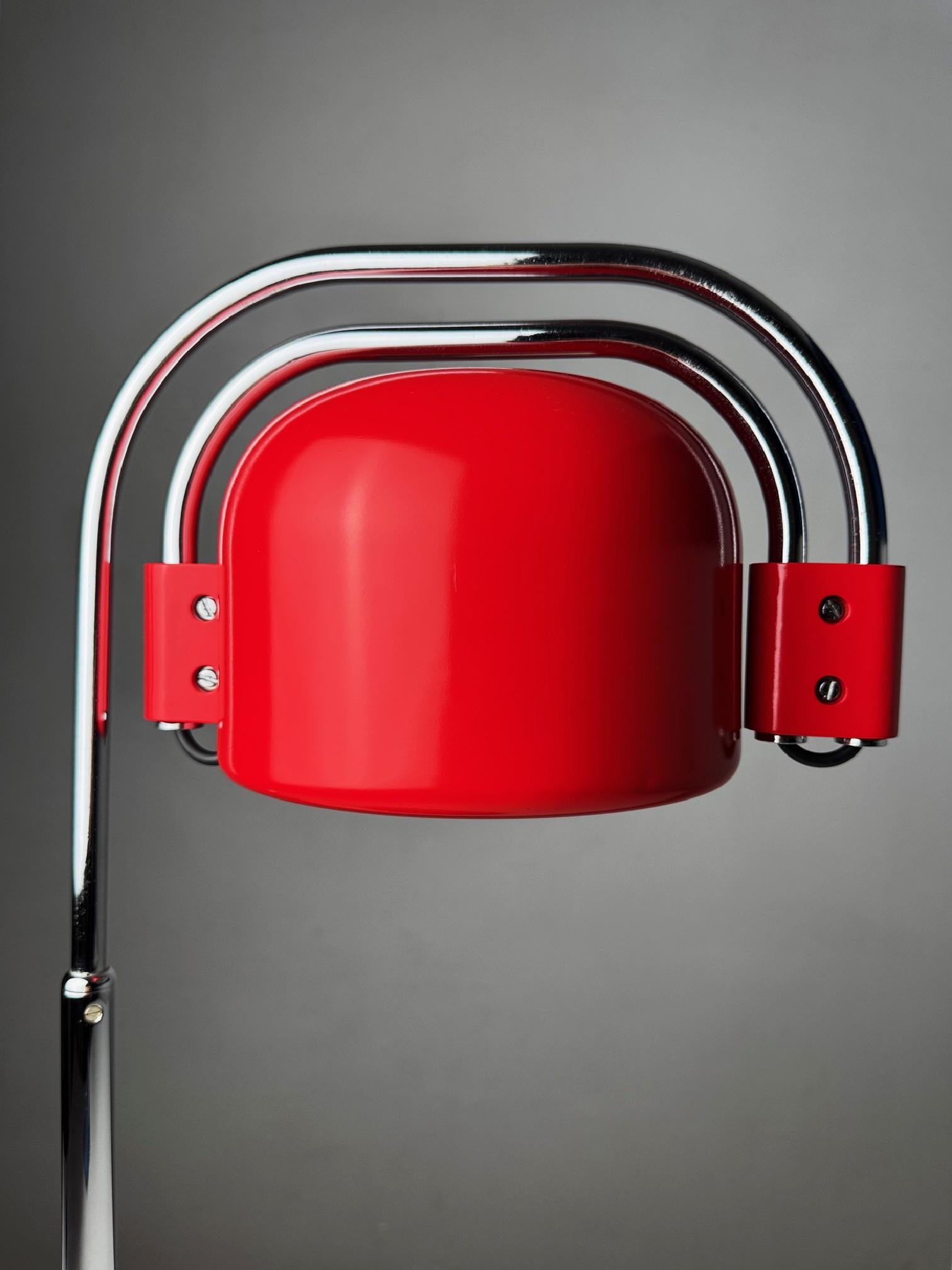 Lámpara de mesa plegable de los años 70 de Metalarte - Diseño modernista español en rojo intenso en venta 3