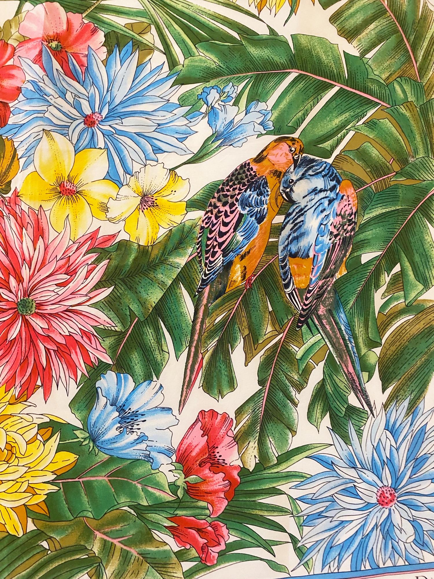 Raro foulard vintage di Christian Dior in 100% seta con vivaci uccelli tropicali, pappagalli, foglie di palma e motivi floreali di colore giallo brillante.

Misure: 83x83 cm

Dettagli sulle condizioni: Anni '70, ottimo vintage con leggeri segni di