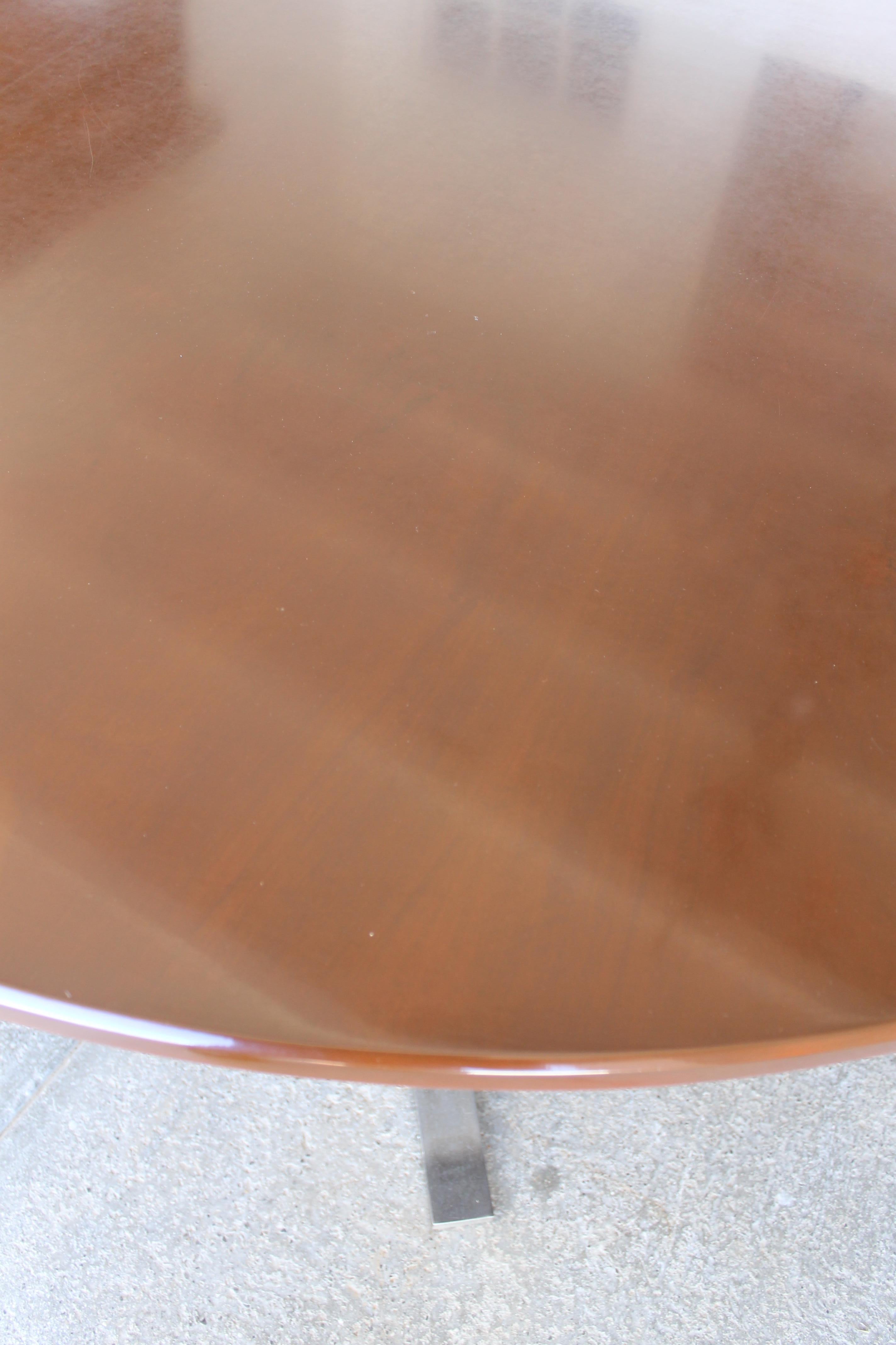 Mid-Century Formanova Italienischer extragroßer runder Tisch aus Rosenholz von G. Moscatelli (Eisen) im Angebot
