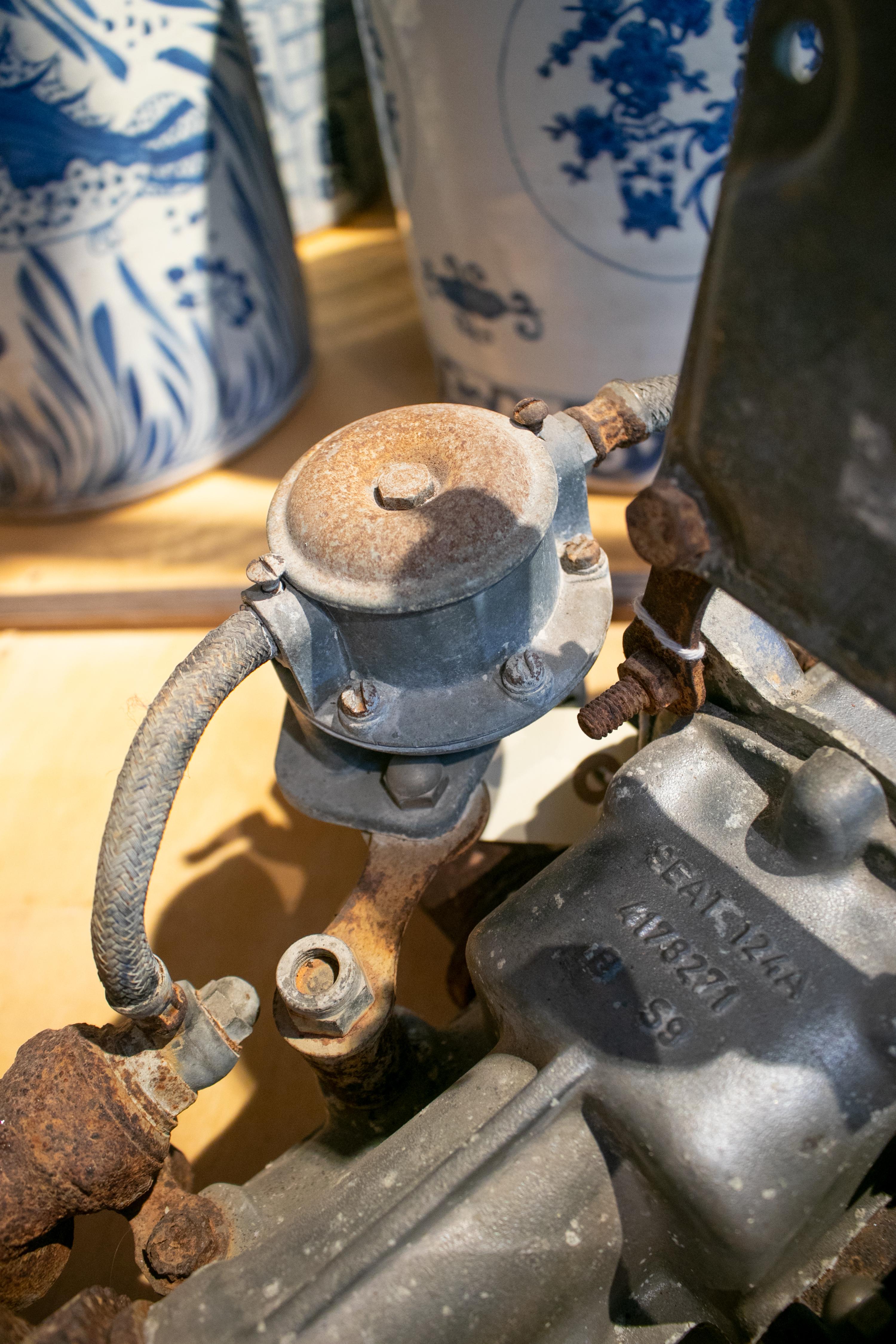 Scultura di auto di Formula 1 degli anni '70 realizzata con vecchi pezzi meccanici di metallo assortiti in vendita 6